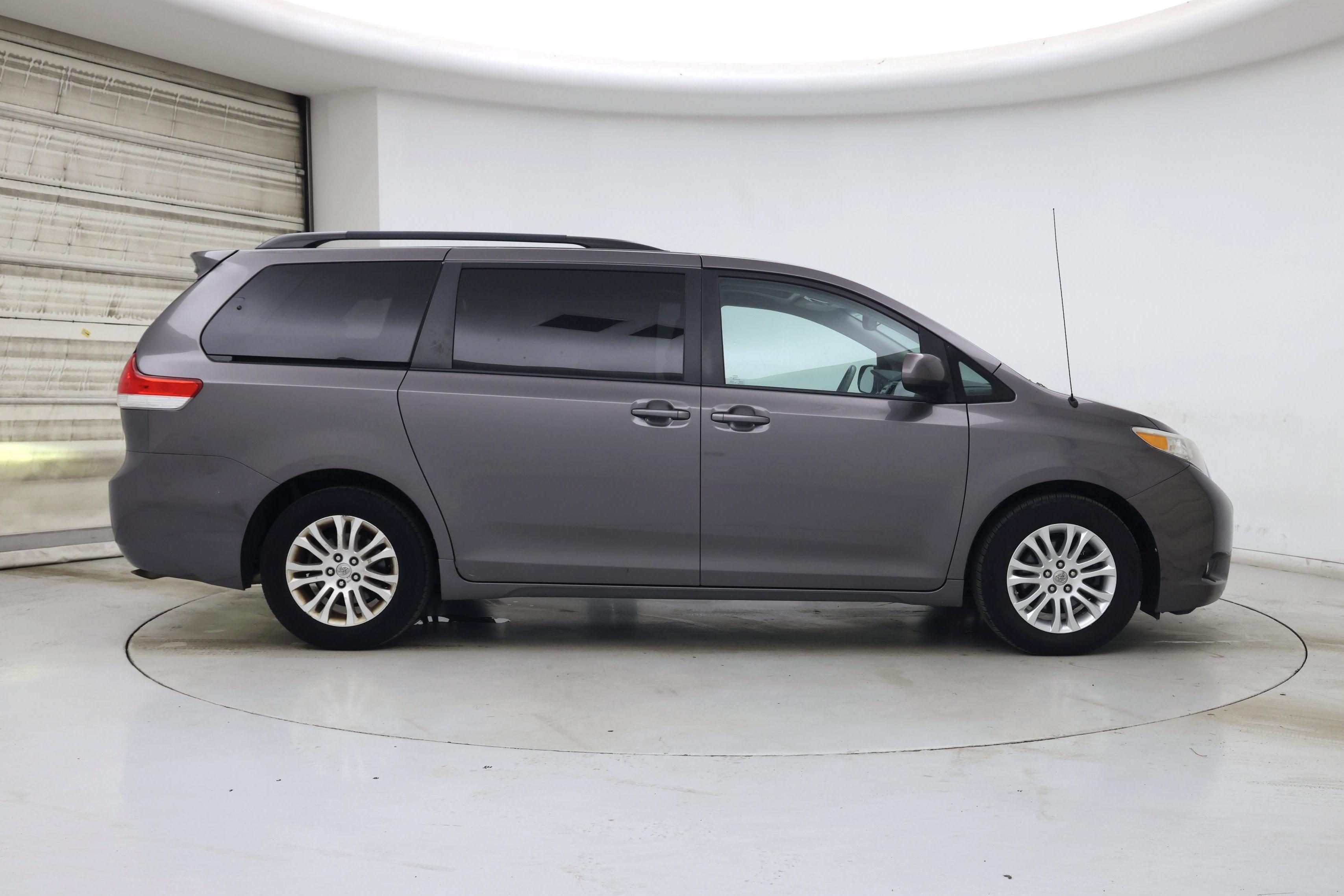 Thumbnail: 2014 Toyota Sienna - 7