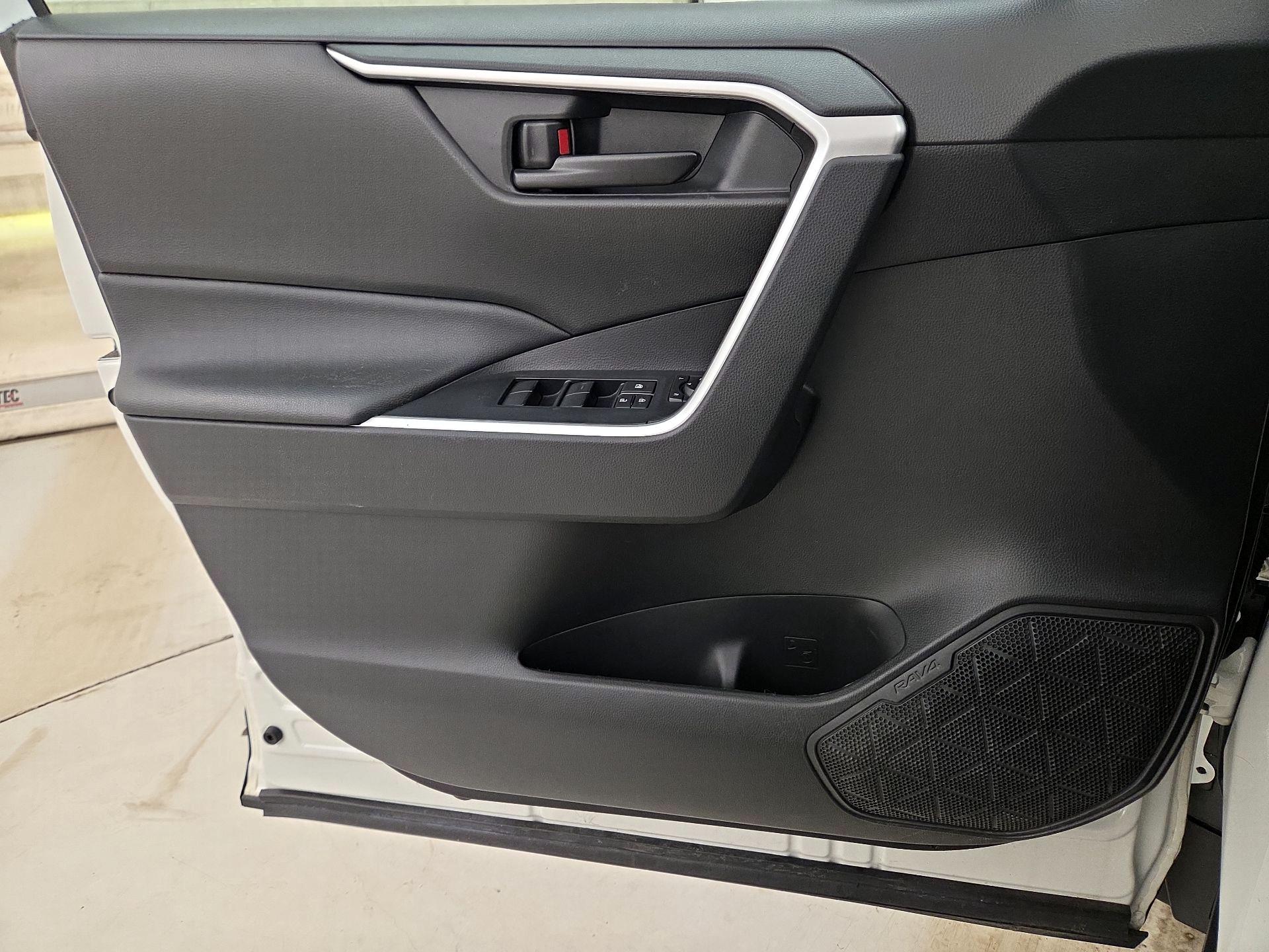 Thumbnail: 2022 Toyota RAV4 - 12