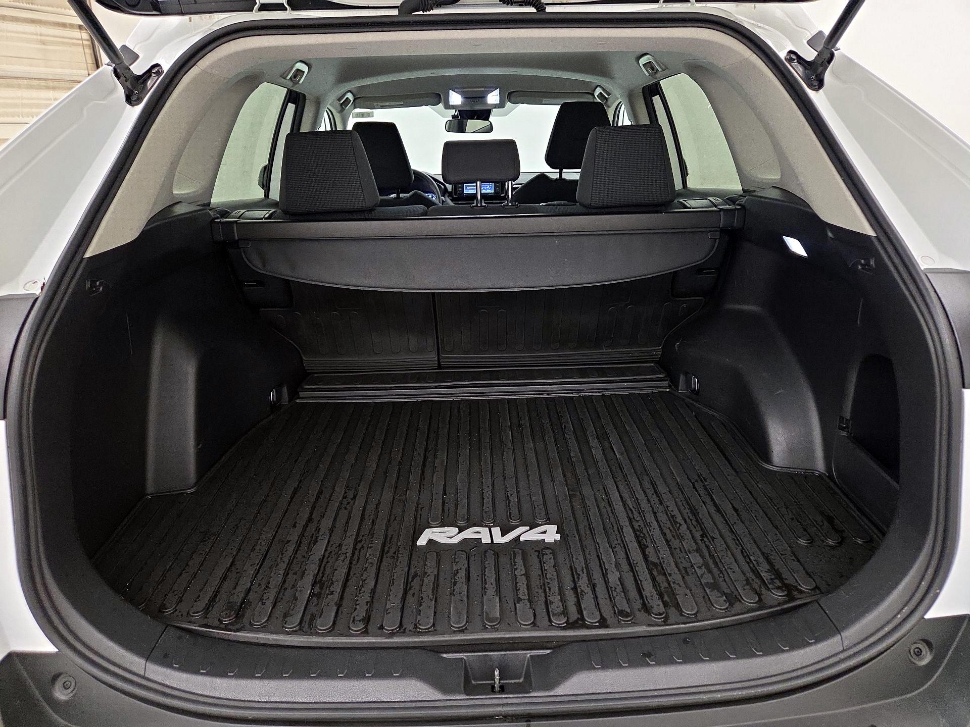 Thumbnail: 2022 Toyota RAV4 - 20