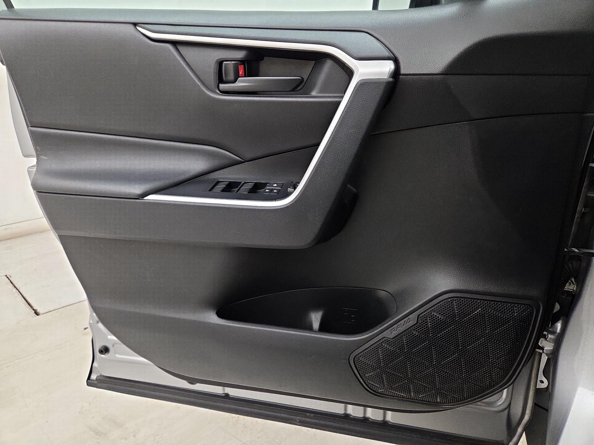 Thumbnail: 2020 Toyota RAV4 - 12