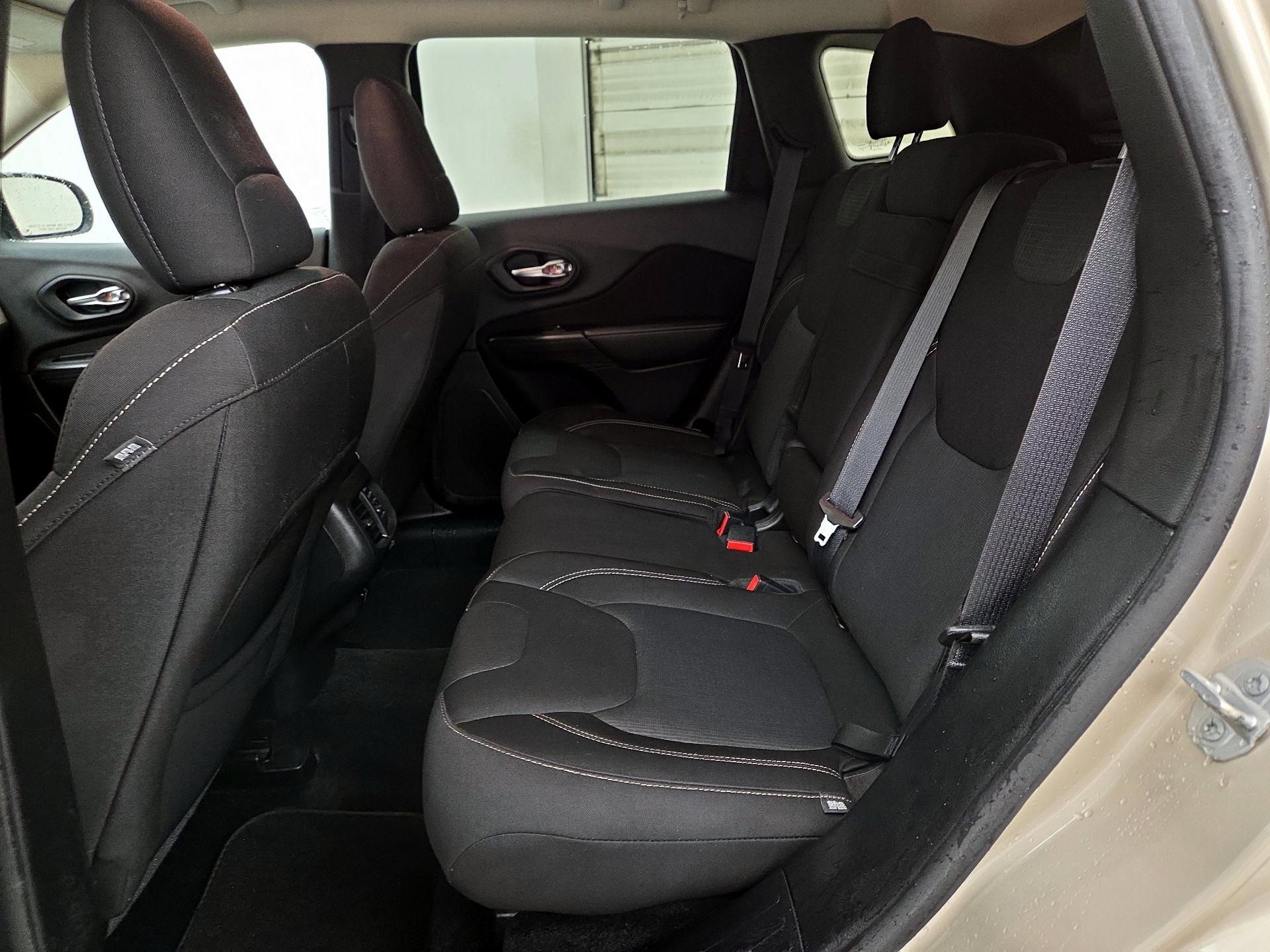 Thumbnail: 2015 Jeep Cherokee - 19