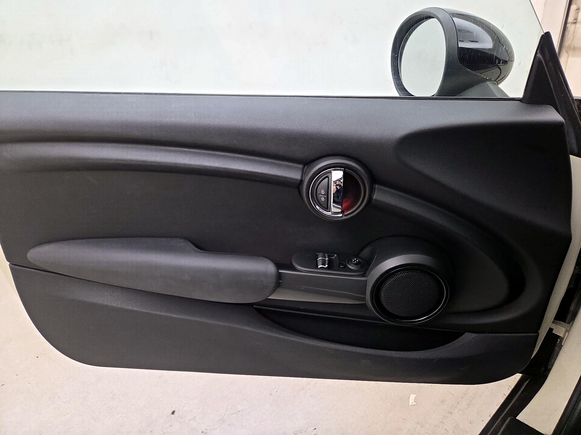 Thumbnail: 2015 MINI Cooper Hardtop - 12