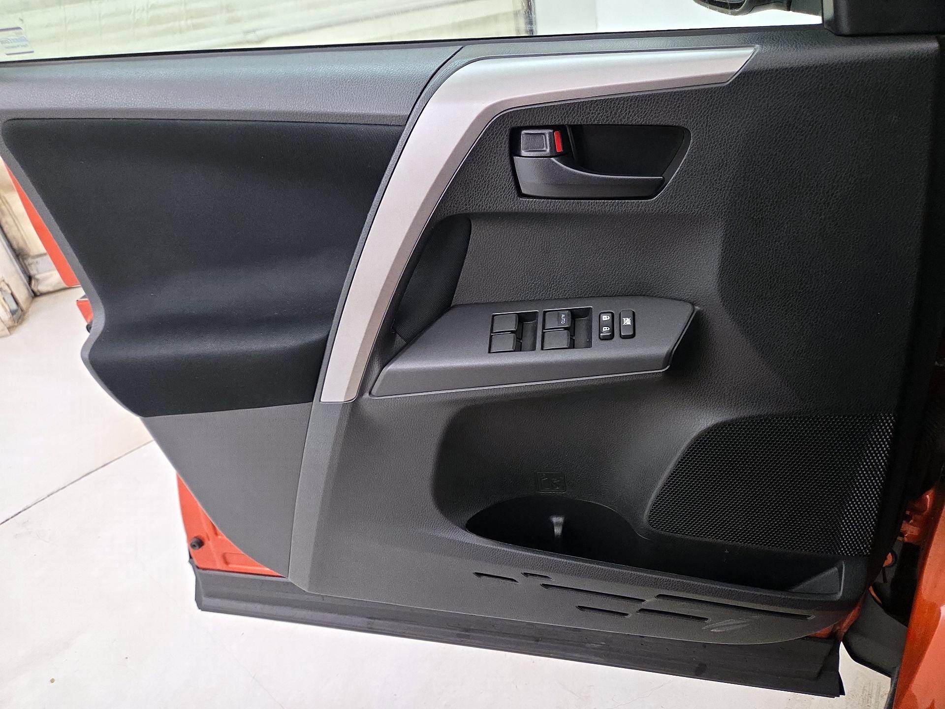 Thumbnail: 2016 Toyota RAV4 - 12