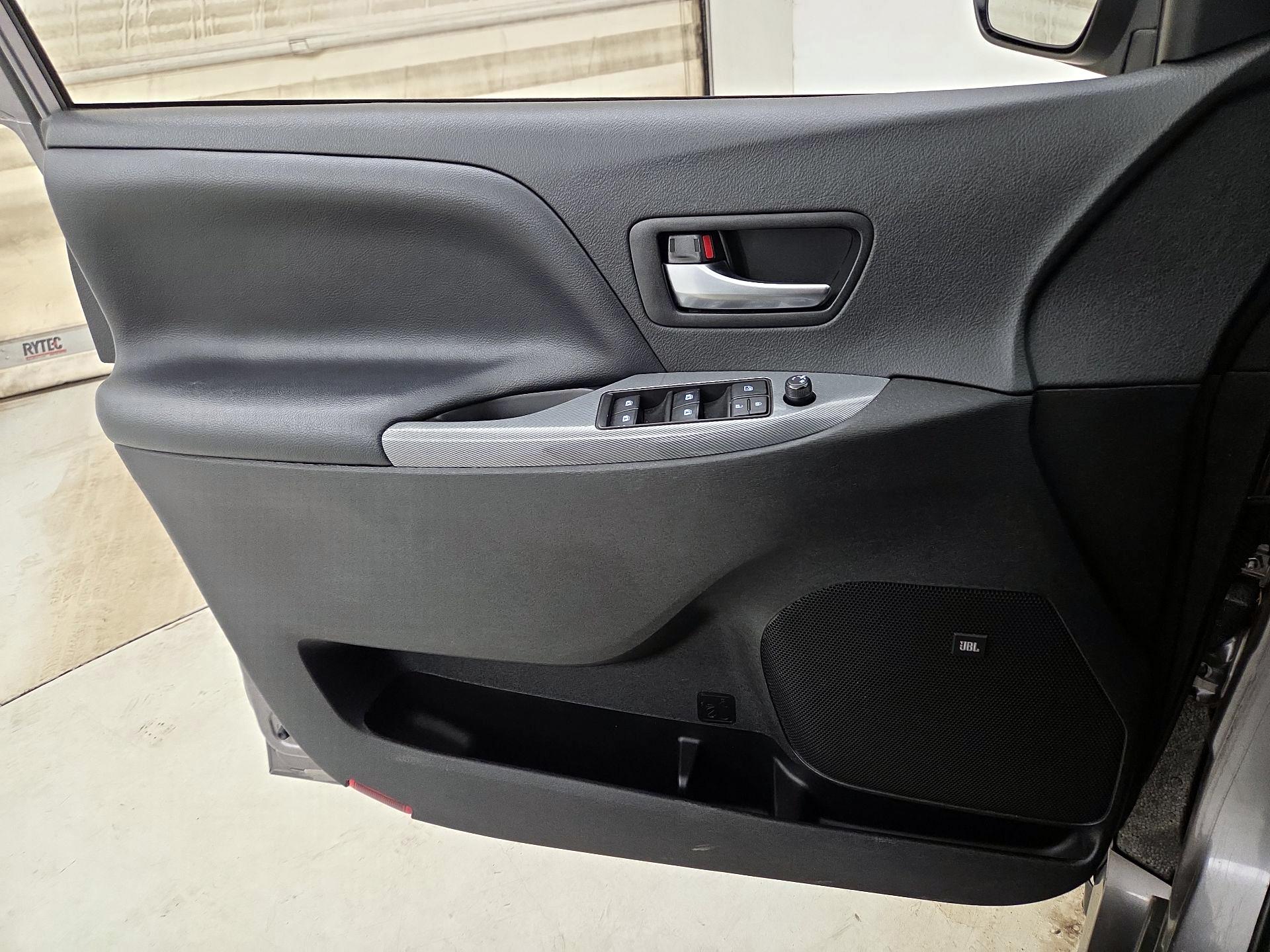 Thumbnail: 2020 Toyota Sienna - 12