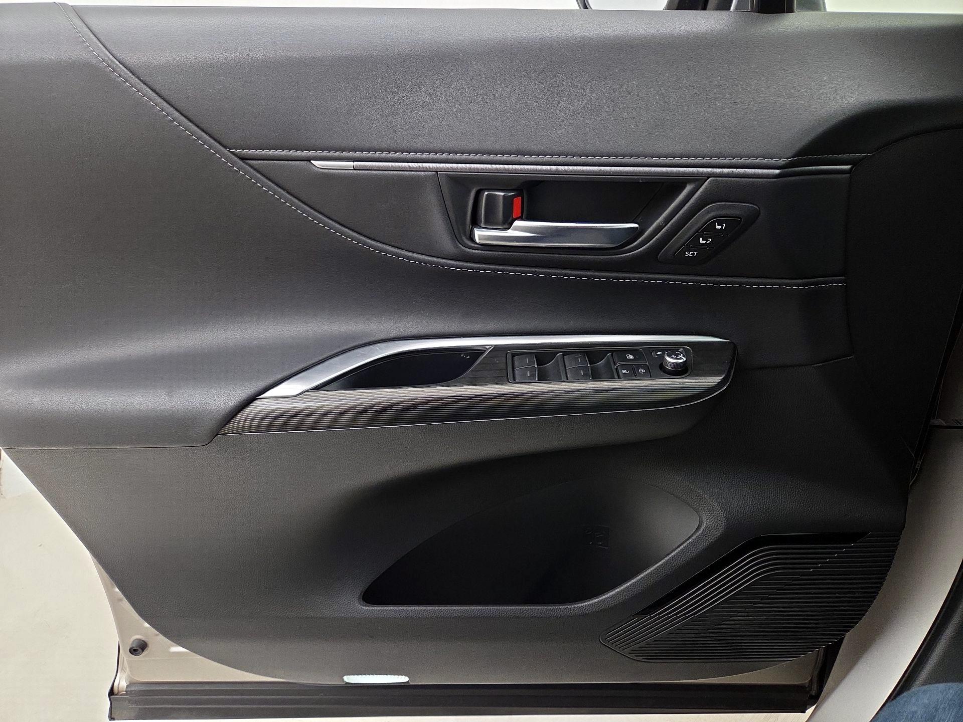 Thumbnail: 2023 Toyota Venza - 12