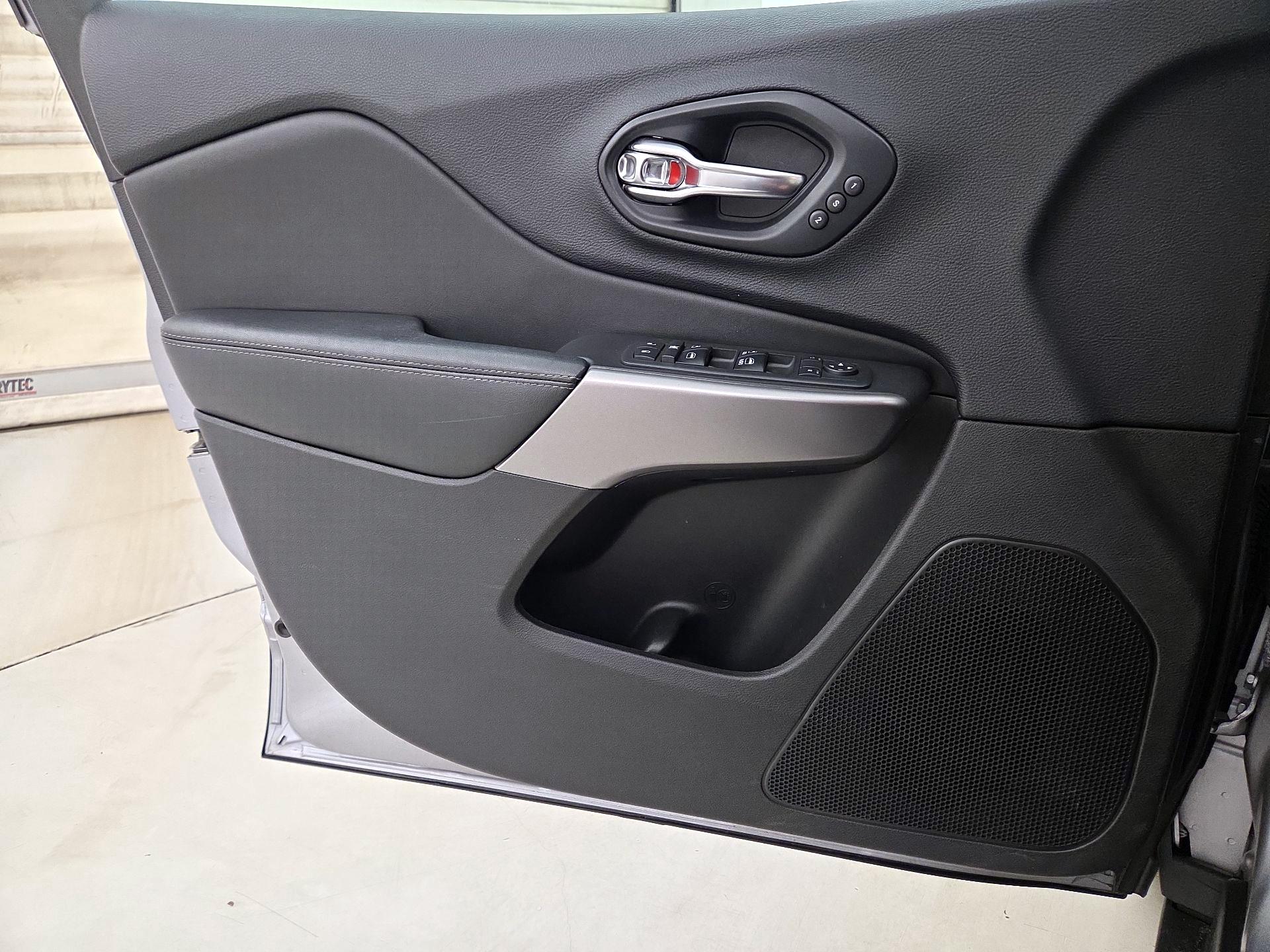 Thumbnail: 2019 Jeep Cherokee - 12