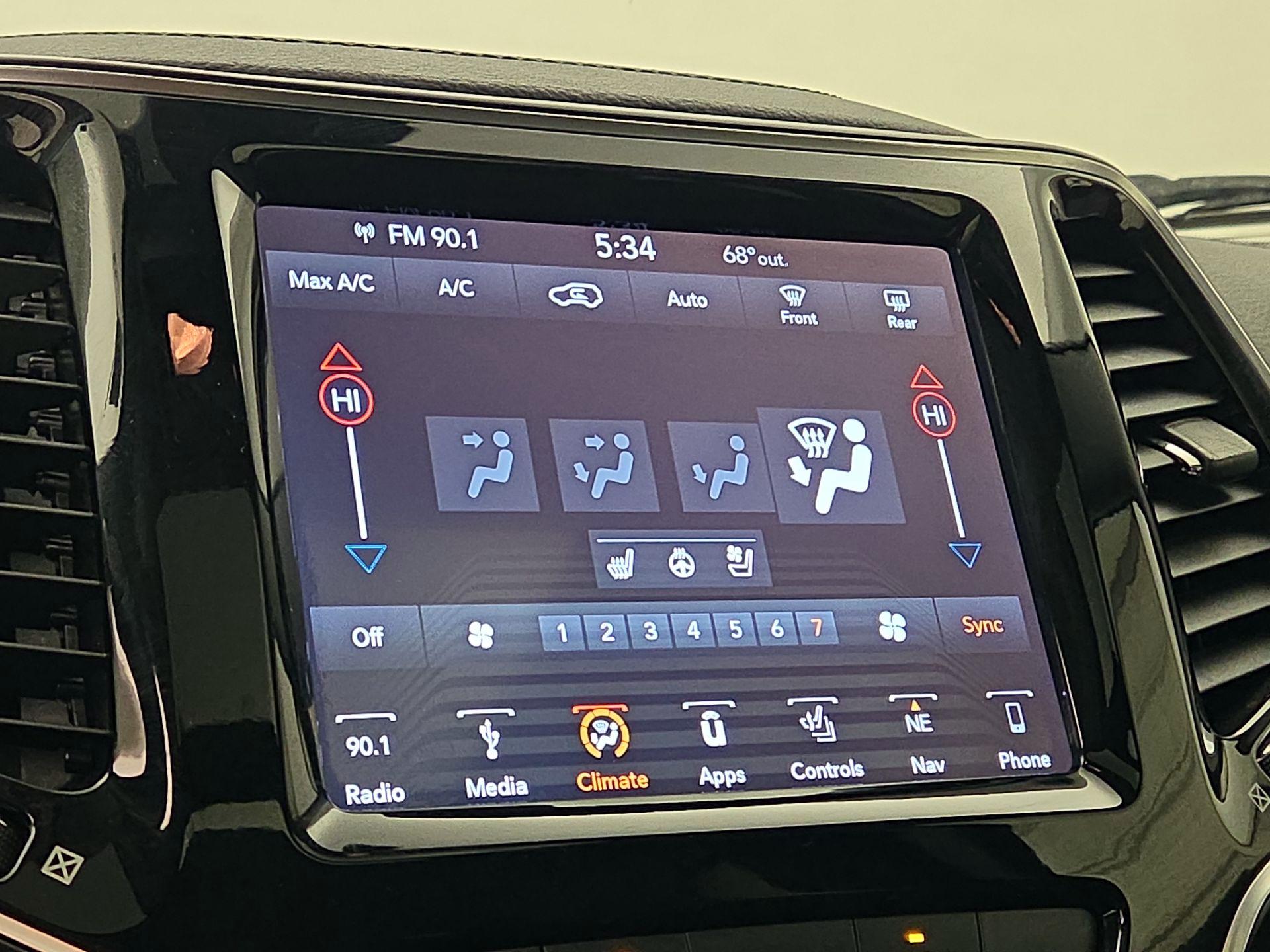 Thumbnail: 2019 Jeep Cherokee - 16