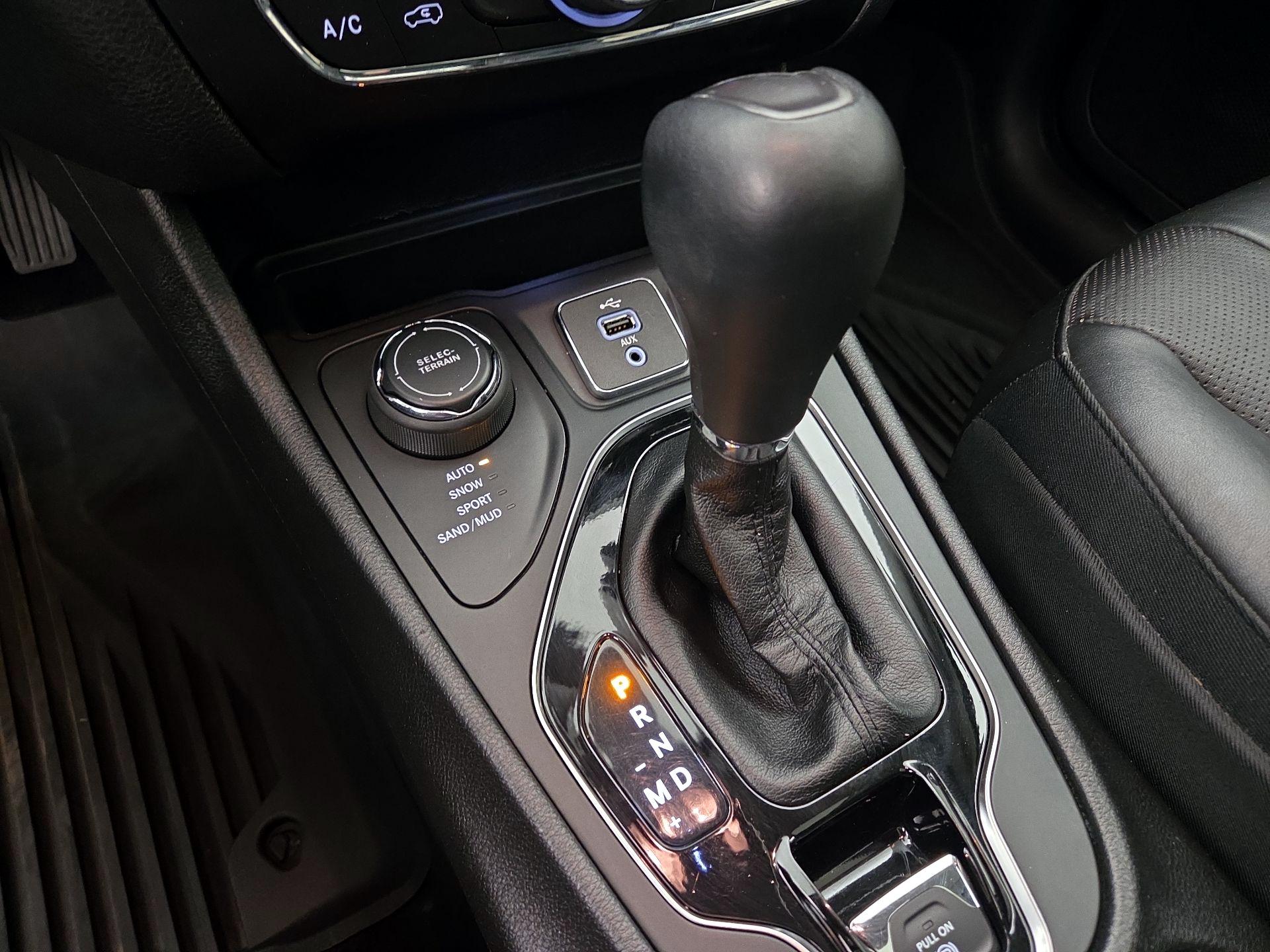 Thumbnail: 2019 Jeep Cherokee - 17