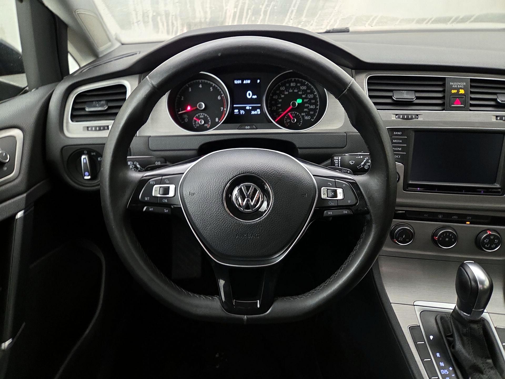 Thumbnail: 2016 Volkswagen Golf - 10