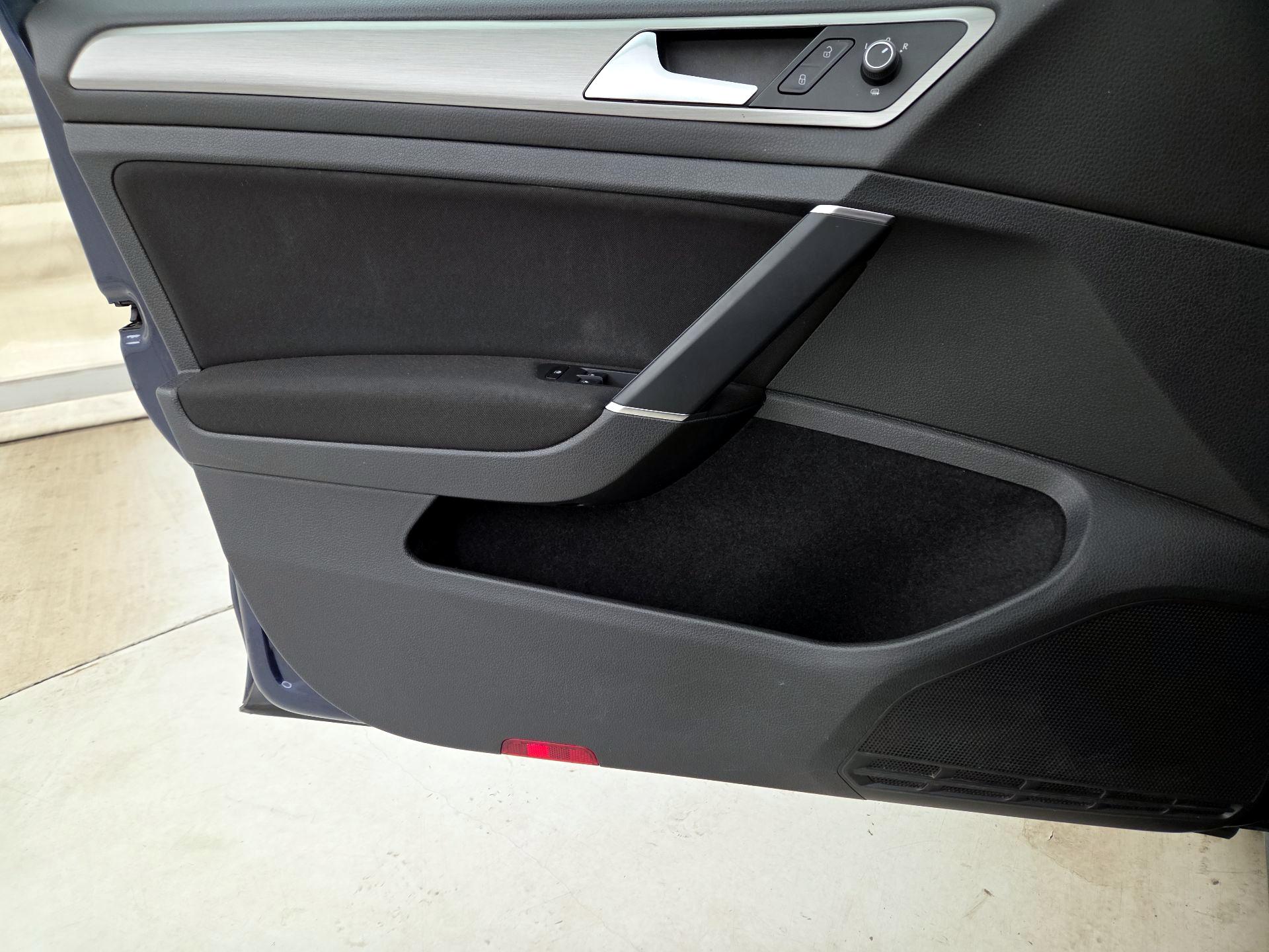 Thumbnail: 2016 Volkswagen Golf - 12