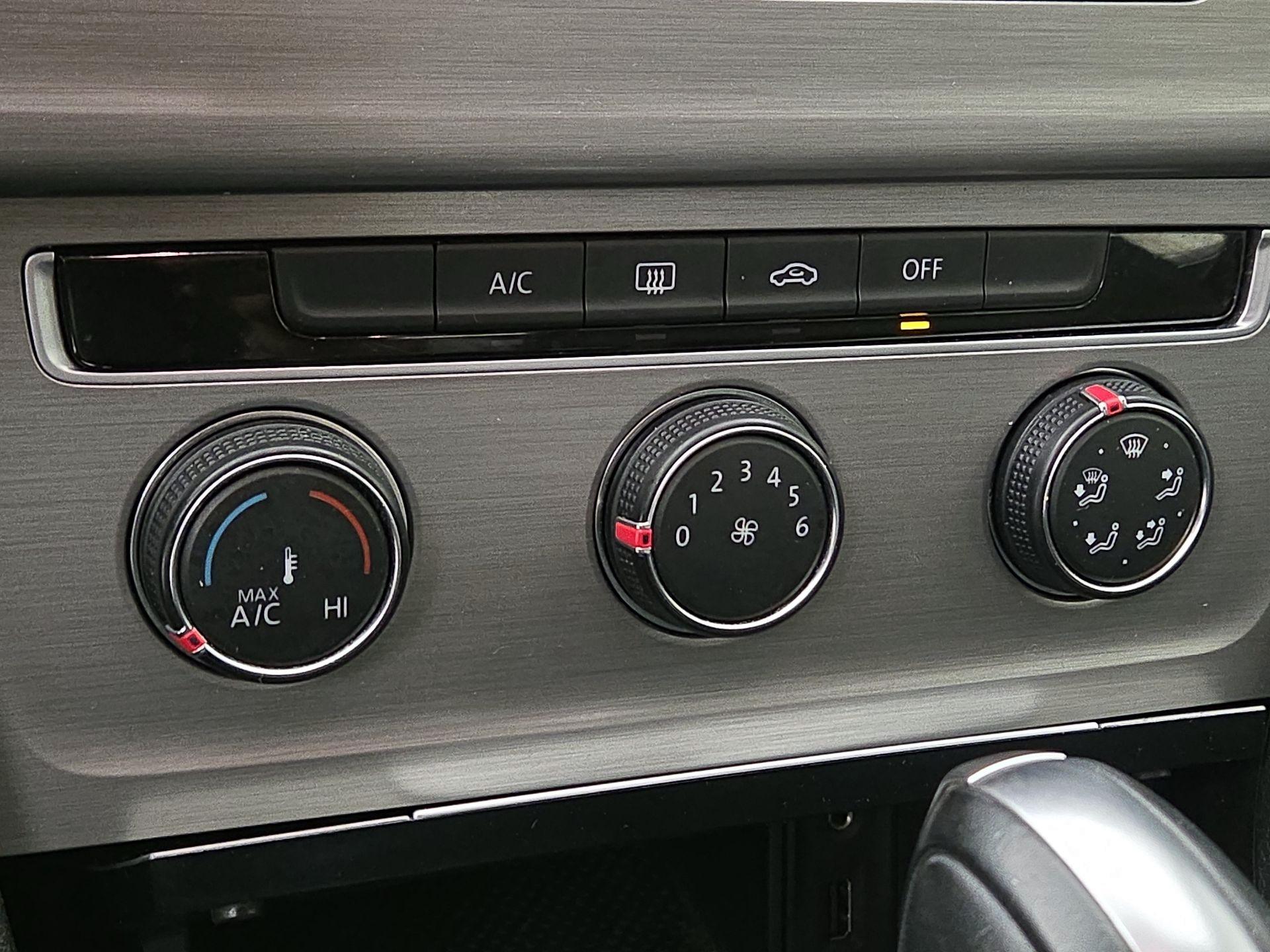 Thumbnail: 2016 Volkswagen Golf - 16