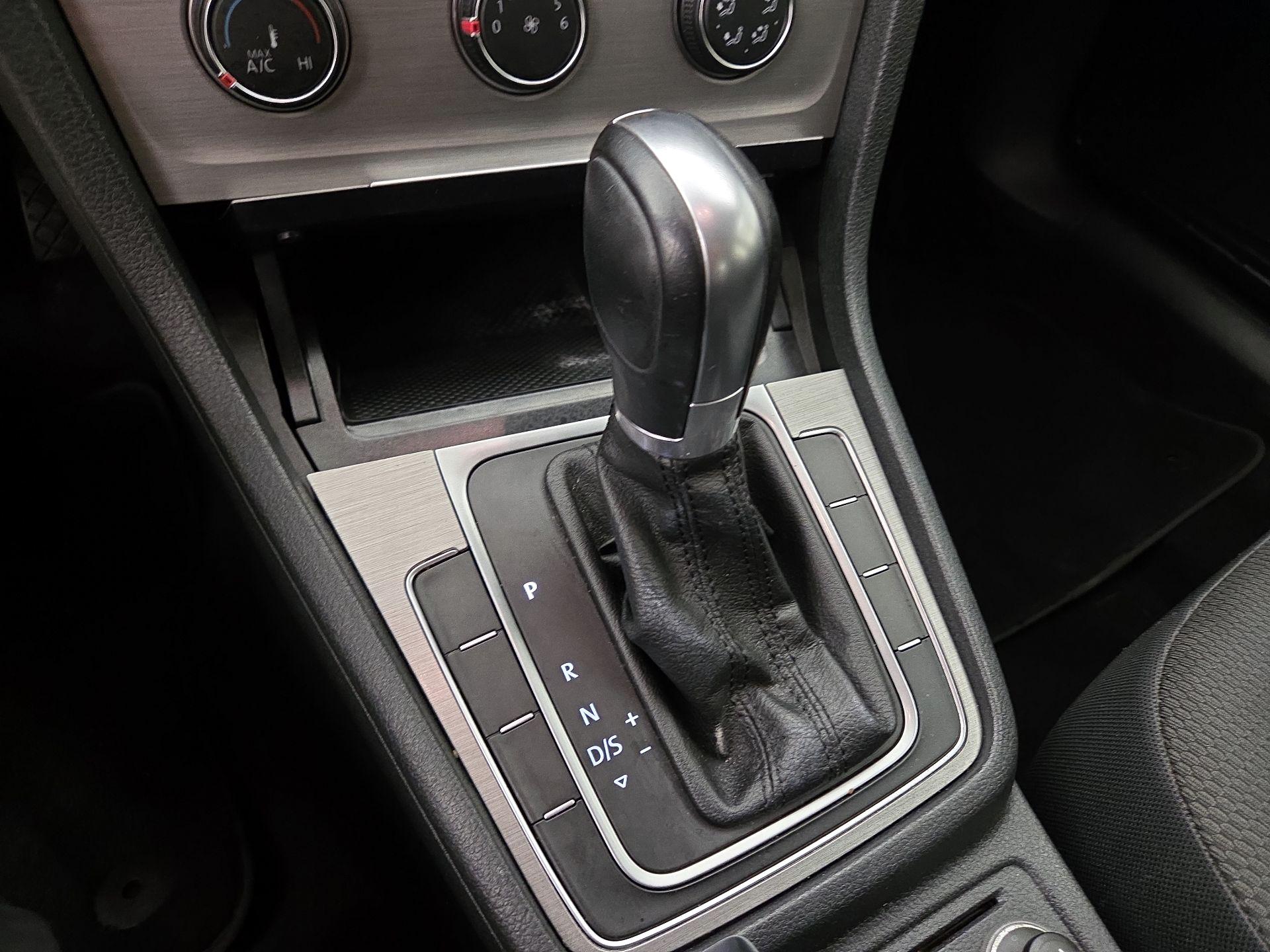 Thumbnail: 2016 Volkswagen Golf - 17