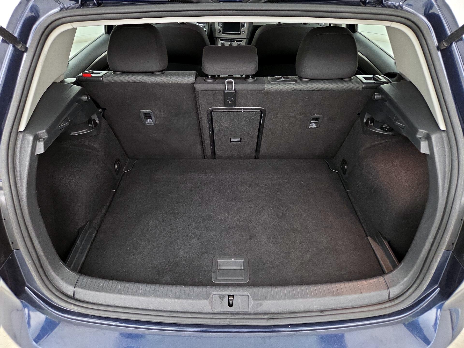 Thumbnail: 2016 Volkswagen Golf - 20