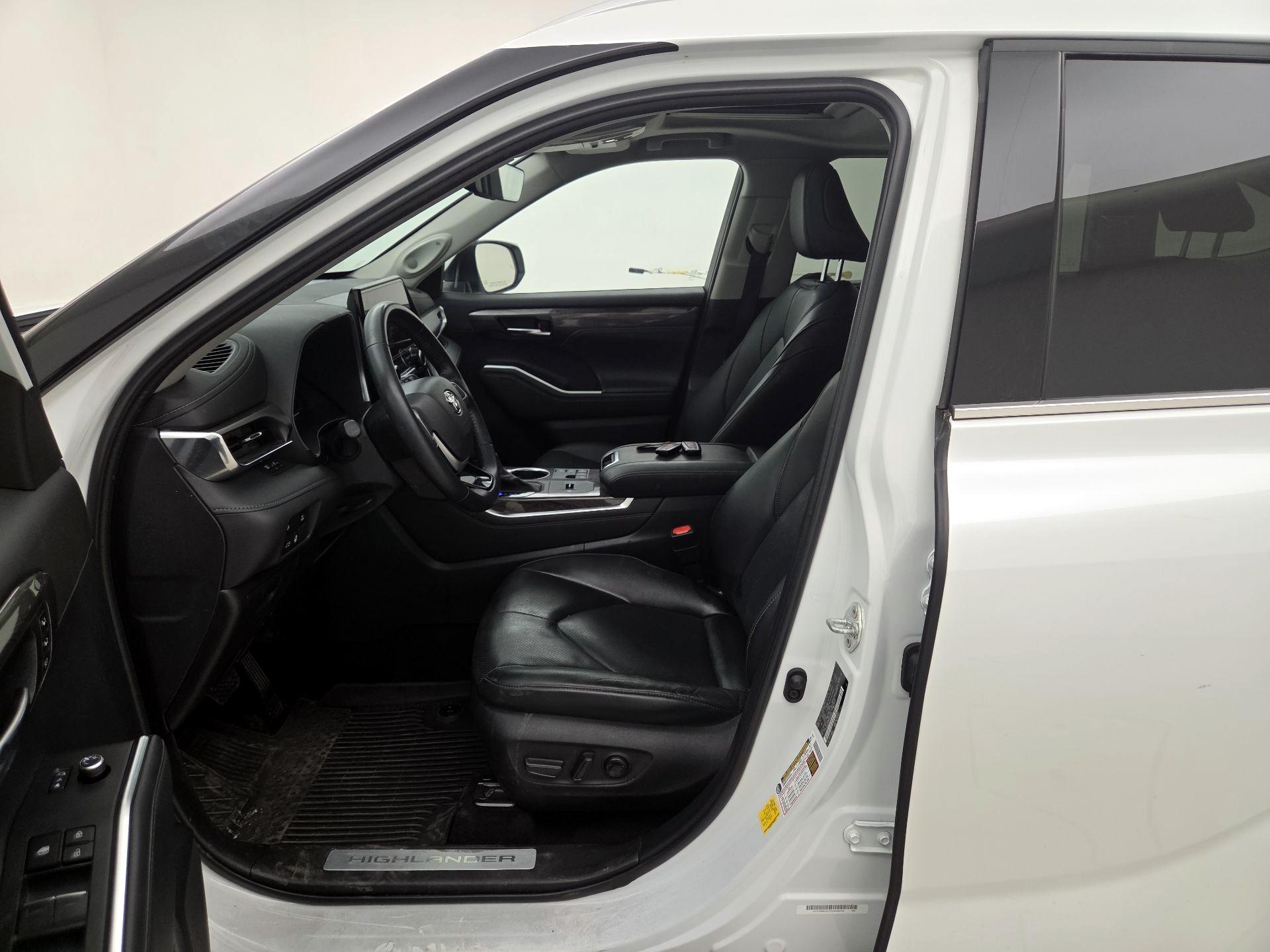 Thumbnail: 2023 Toyota Highlander - 11