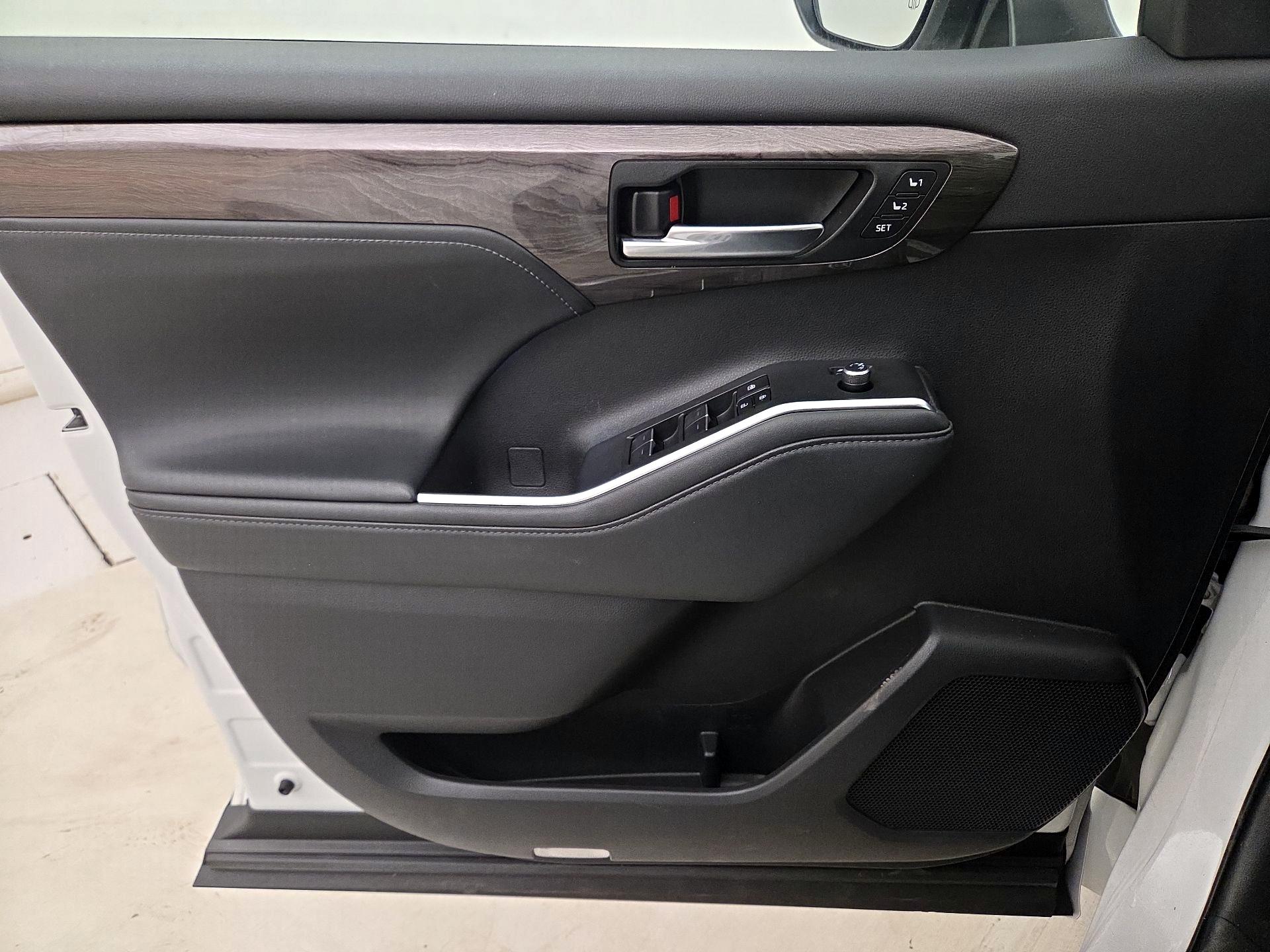 Thumbnail: 2023 Toyota Highlander - 12