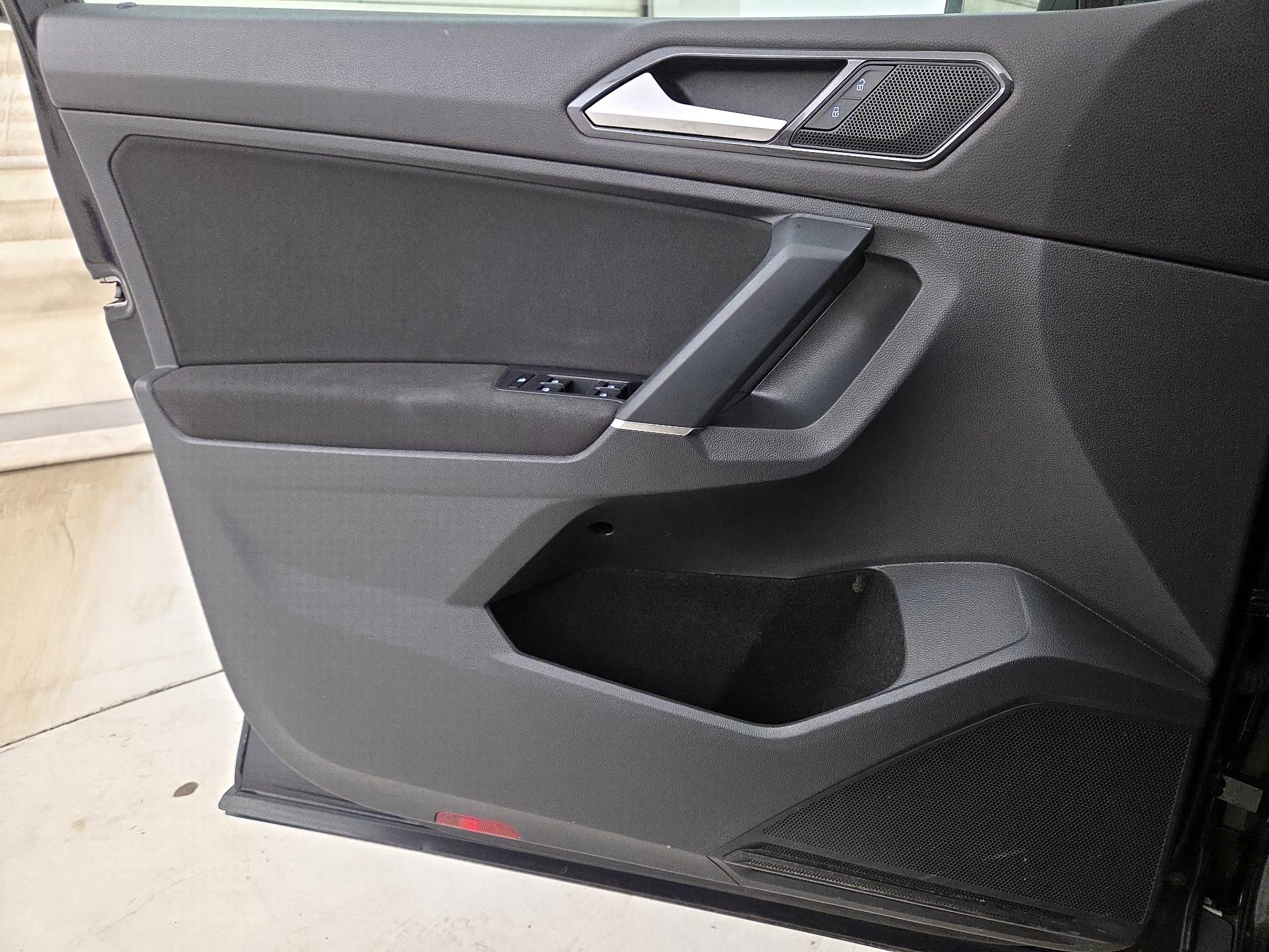 Thumbnail: 2018 Volkswagen Tiguan - 12