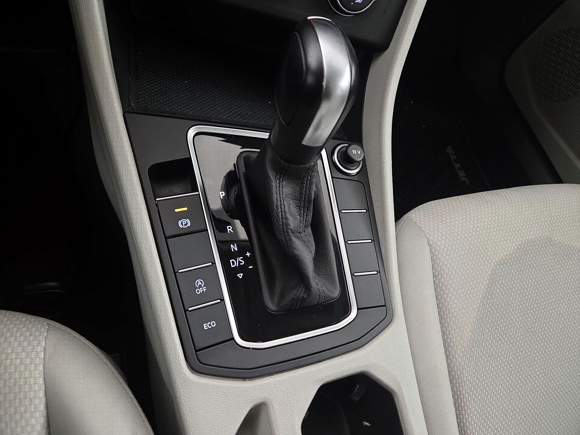 Thumbnail: 2019 Volkswagen Jetta - 17