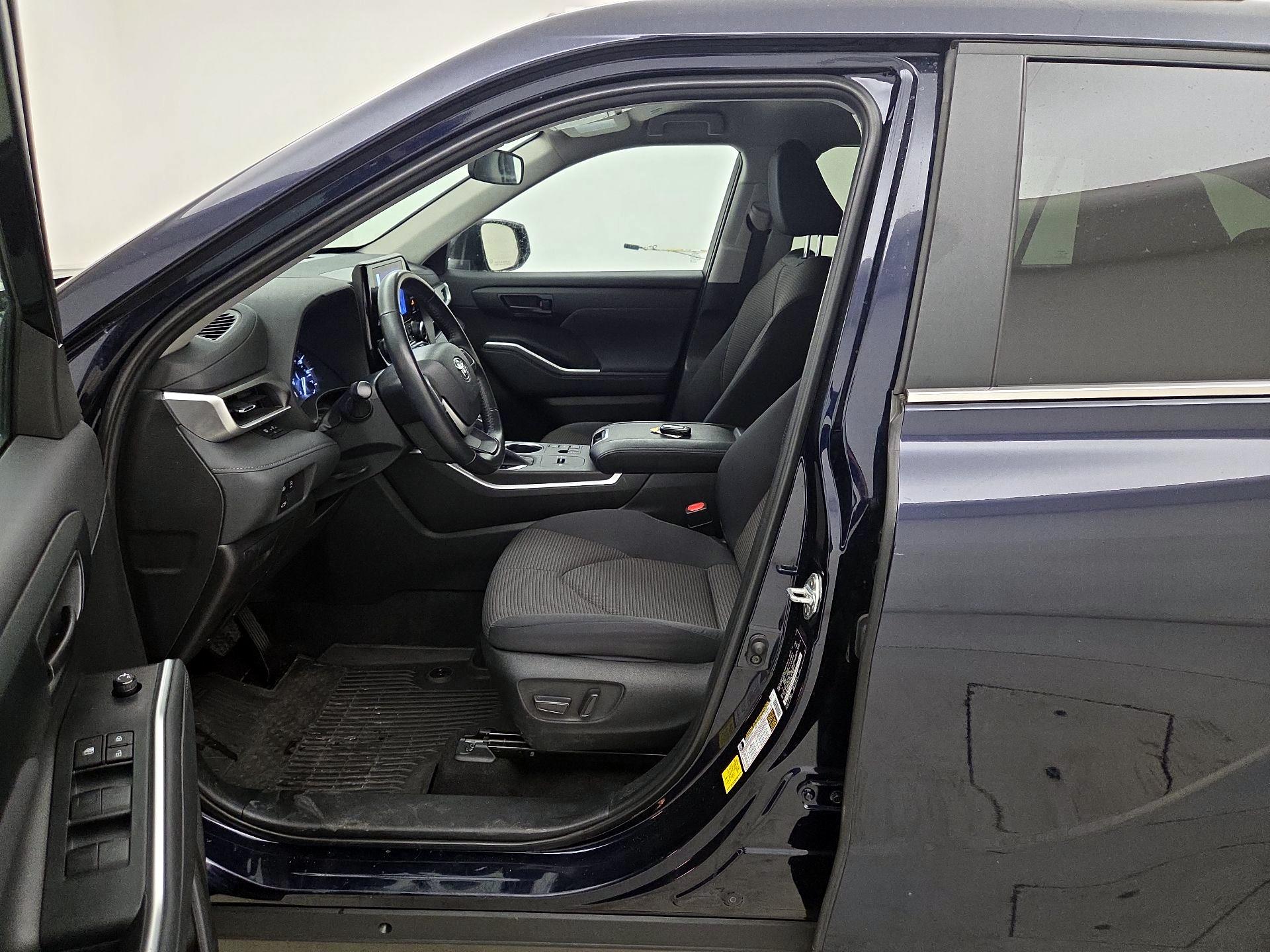 Thumbnail: 2023 Toyota Highlander - 11