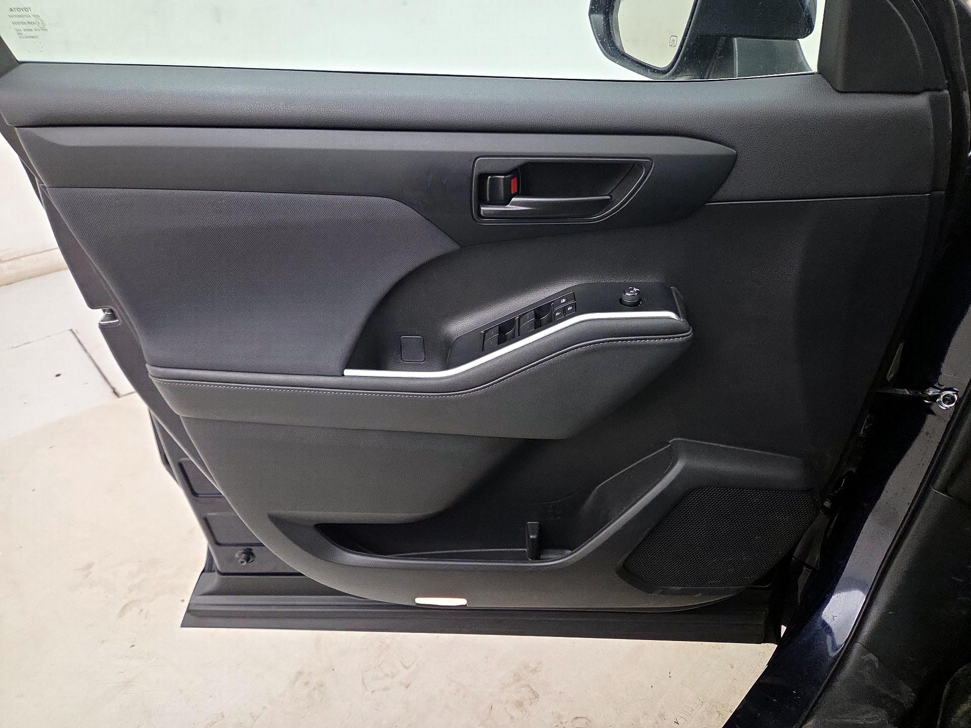 Thumbnail: 2023 Toyota Highlander - 12