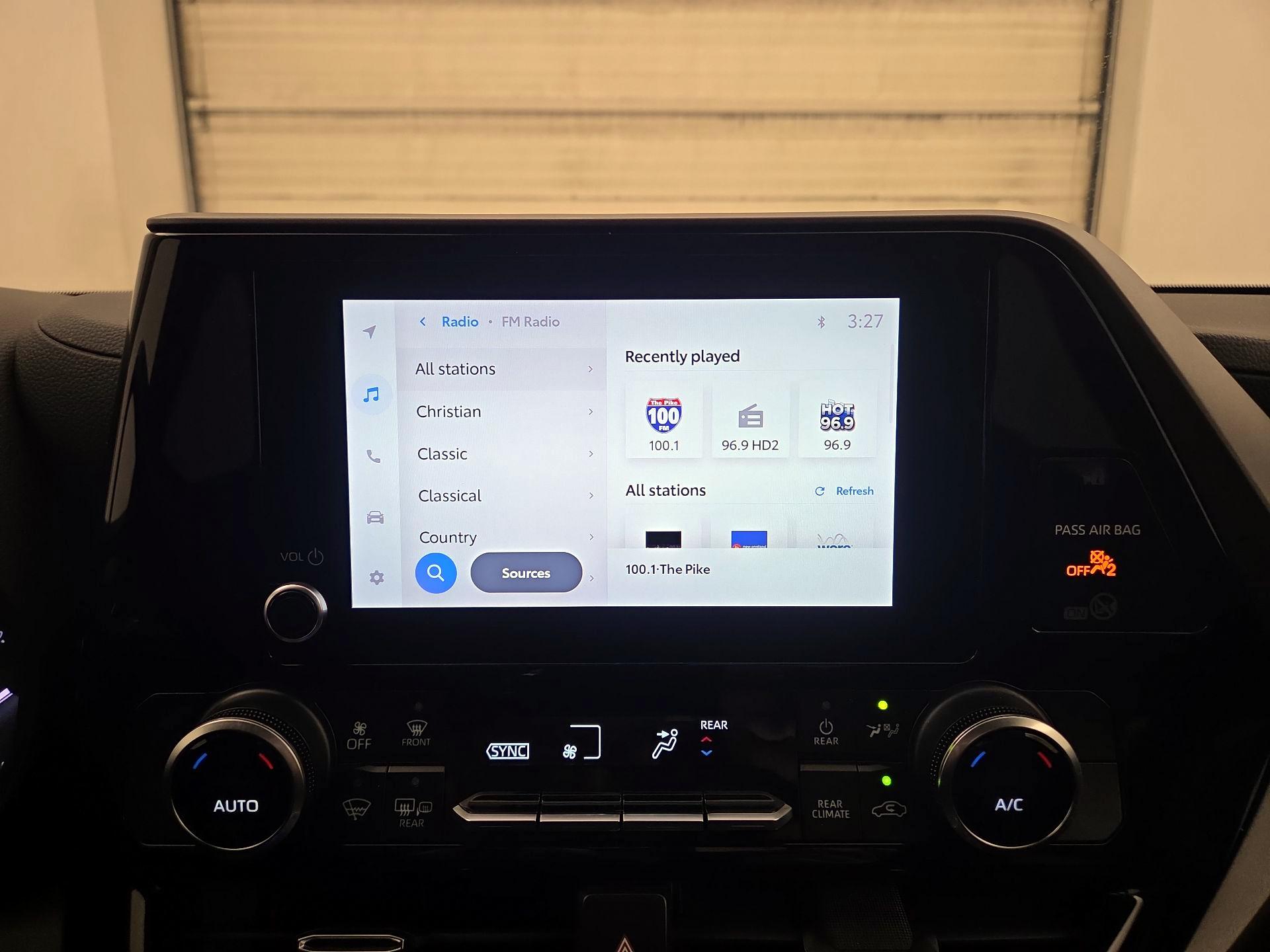 Thumbnail: 2023 Toyota Highlander - 15