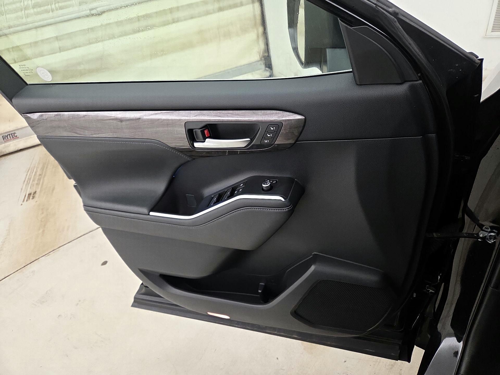 Thumbnail: 2023 Toyota Highlander - 12