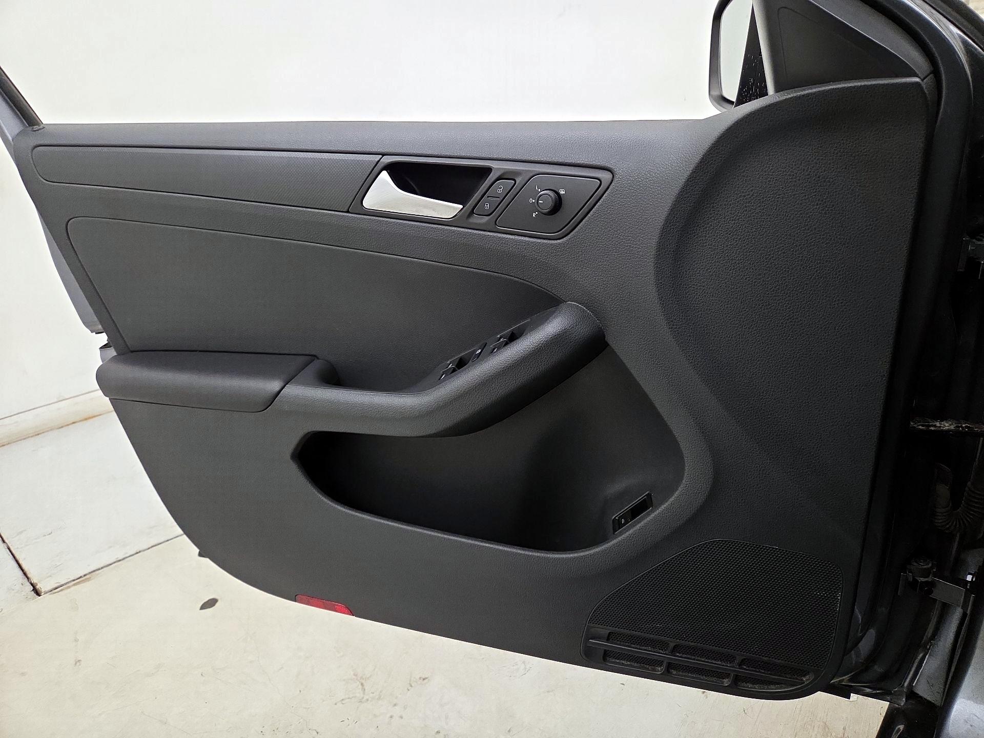 Thumbnail: 2016 Volkswagen Jetta - 12