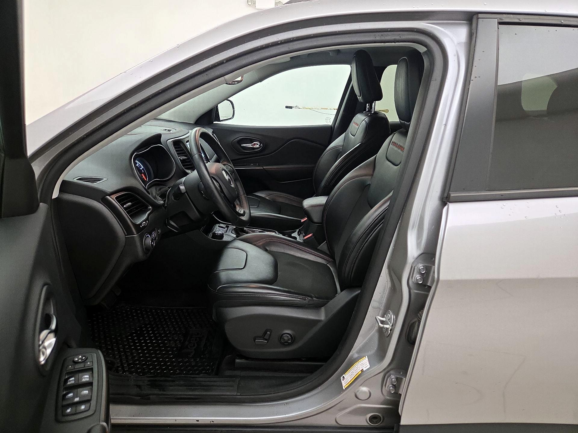 Thumbnail: 2019 Jeep Cherokee - 11