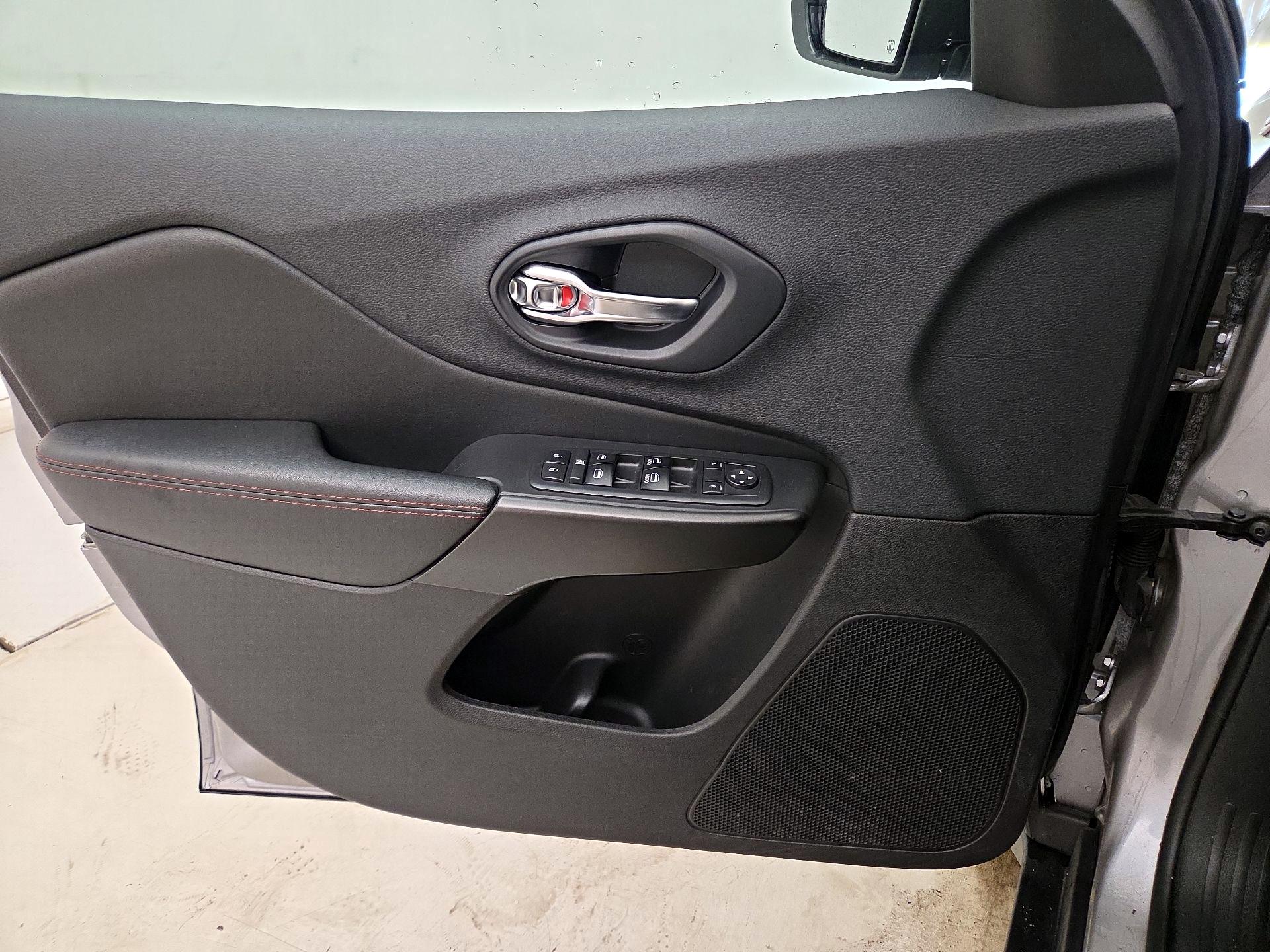 Thumbnail: 2019 Jeep Cherokee - 12