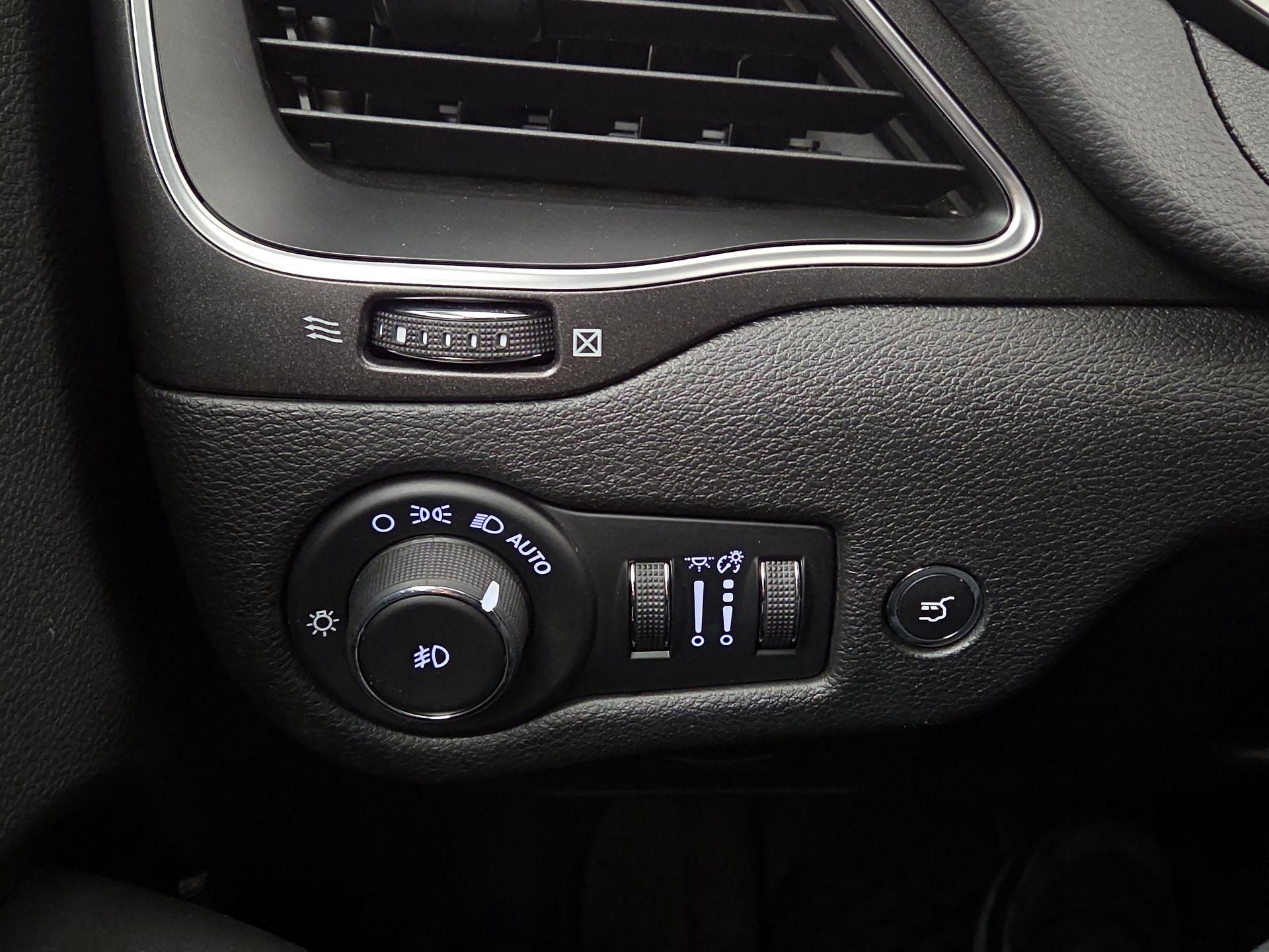 Thumbnail: 2019 Jeep Cherokee - 13