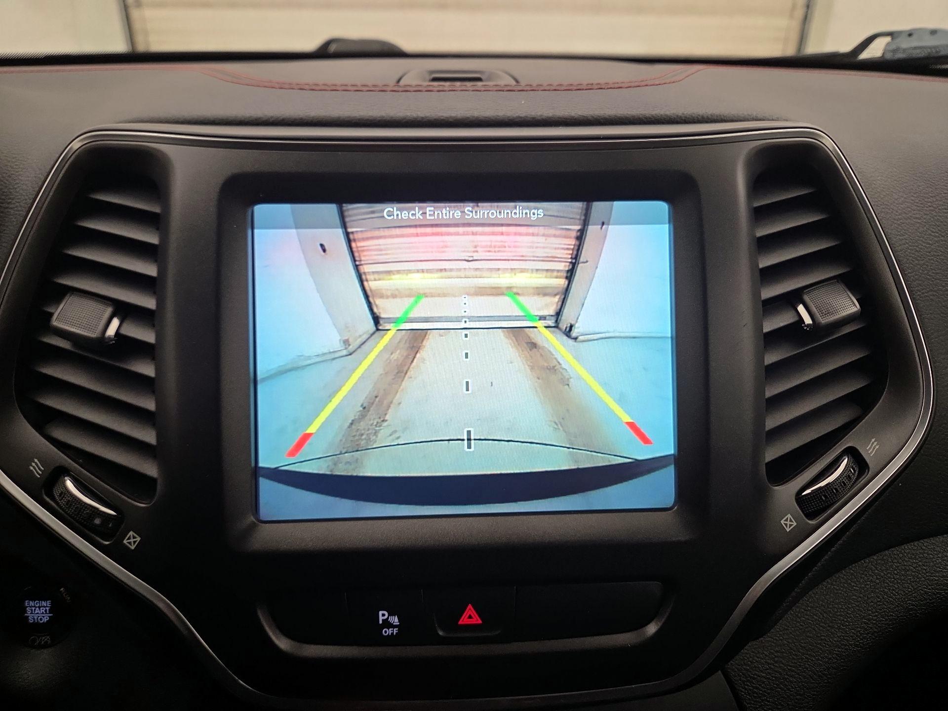 Thumbnail: 2019 Jeep Cherokee - 15