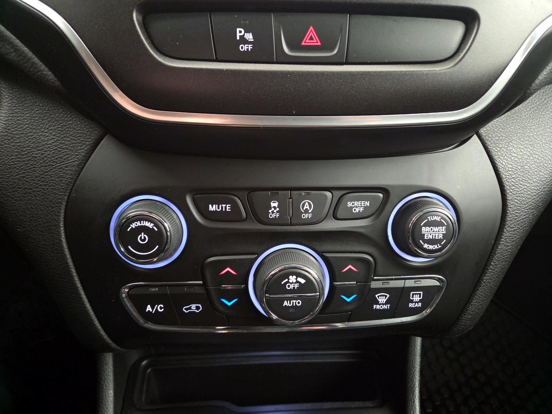 Thumbnail: 2019 Jeep Cherokee - 17