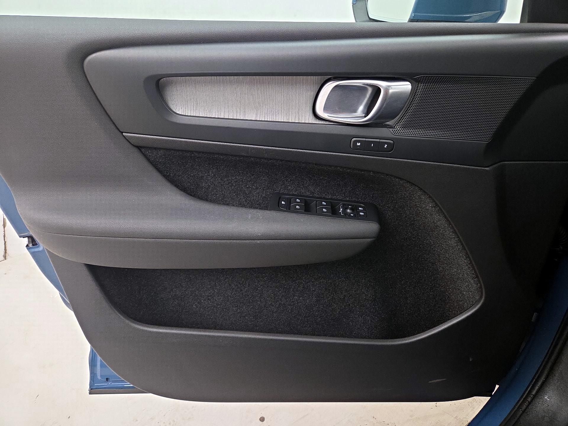 Thumbnail: 2023 Volvo XC40 - 12