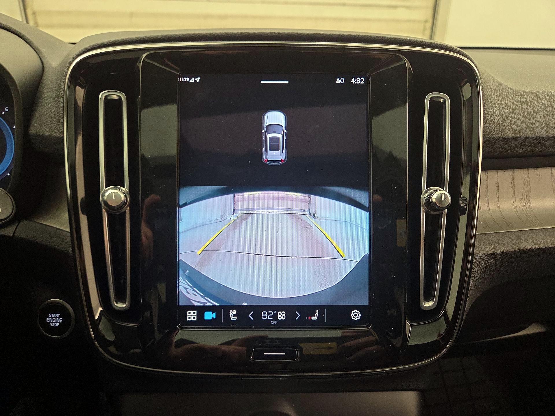 Thumbnail: 2023 Volvo XC40 - 15