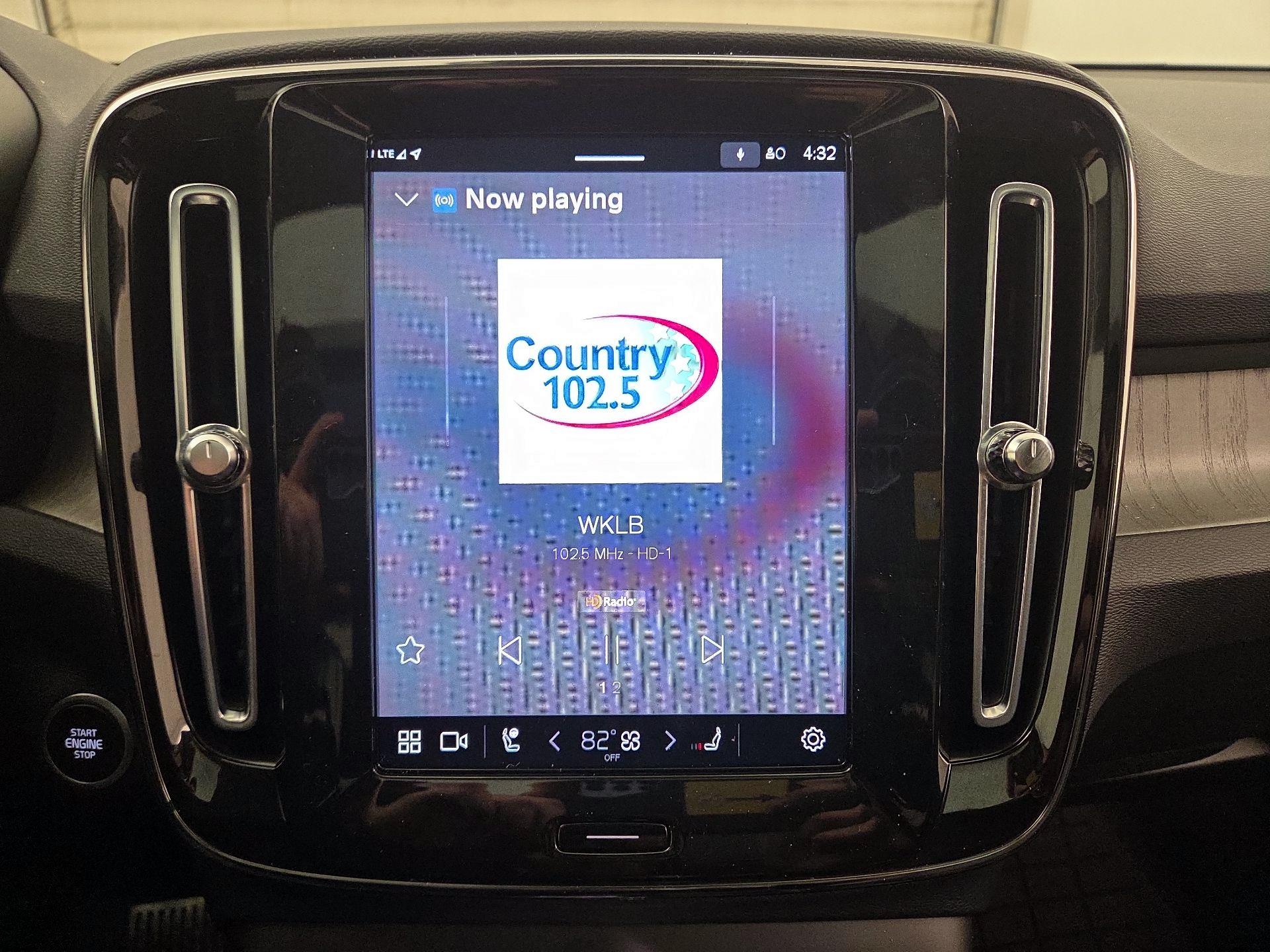 Thumbnail: 2023 Volvo XC40 - 16