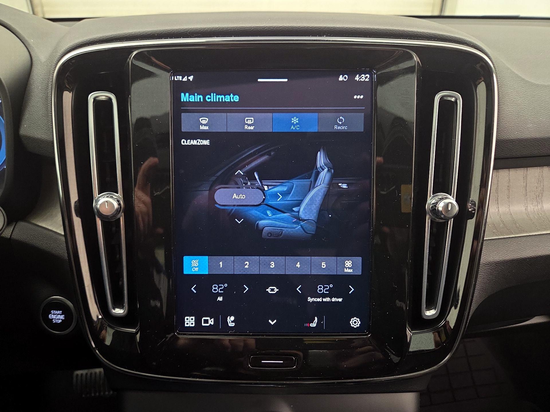 Thumbnail: 2023 Volvo XC40 - 17