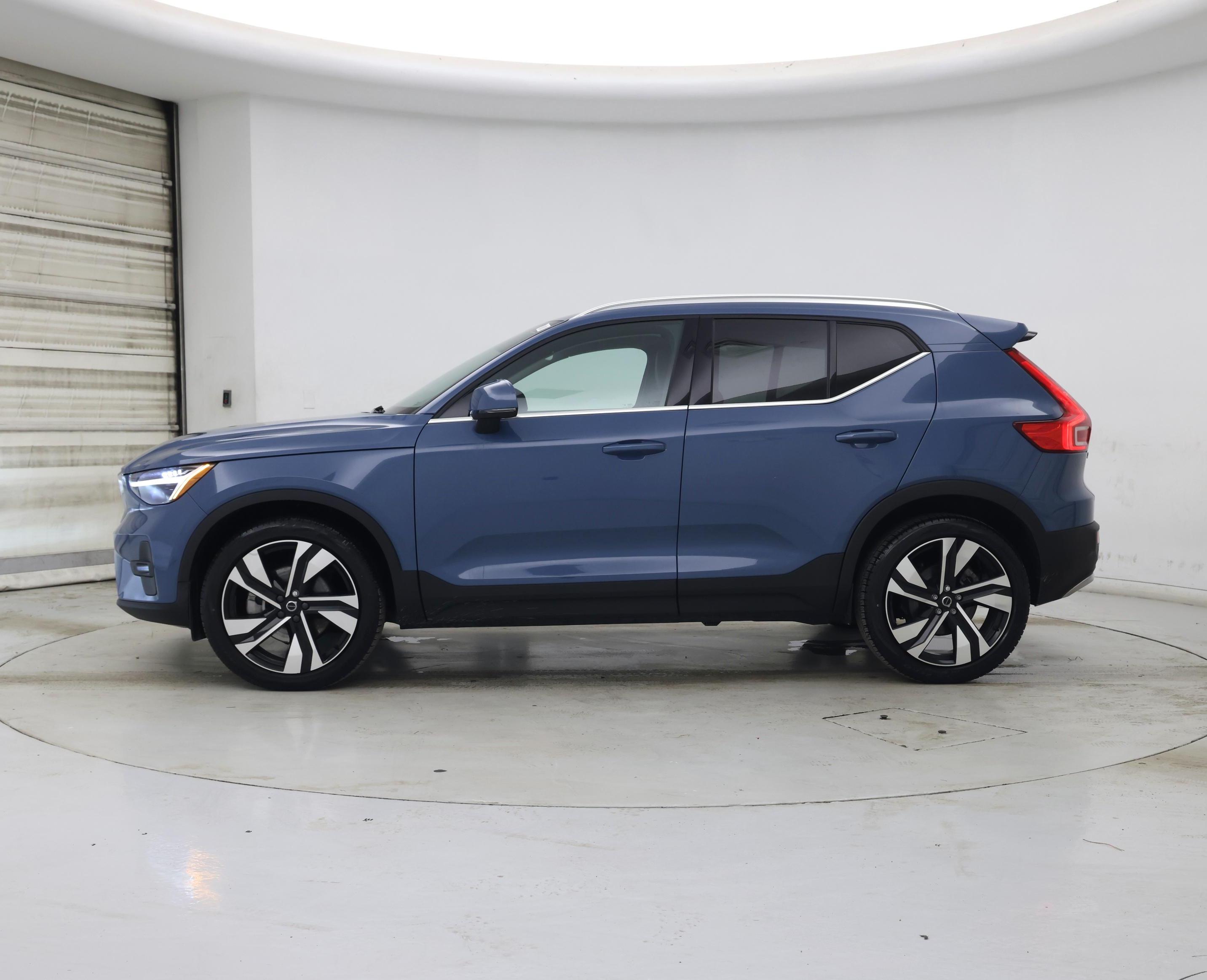 Thumbnail: 2023 Volvo XC40 - 3