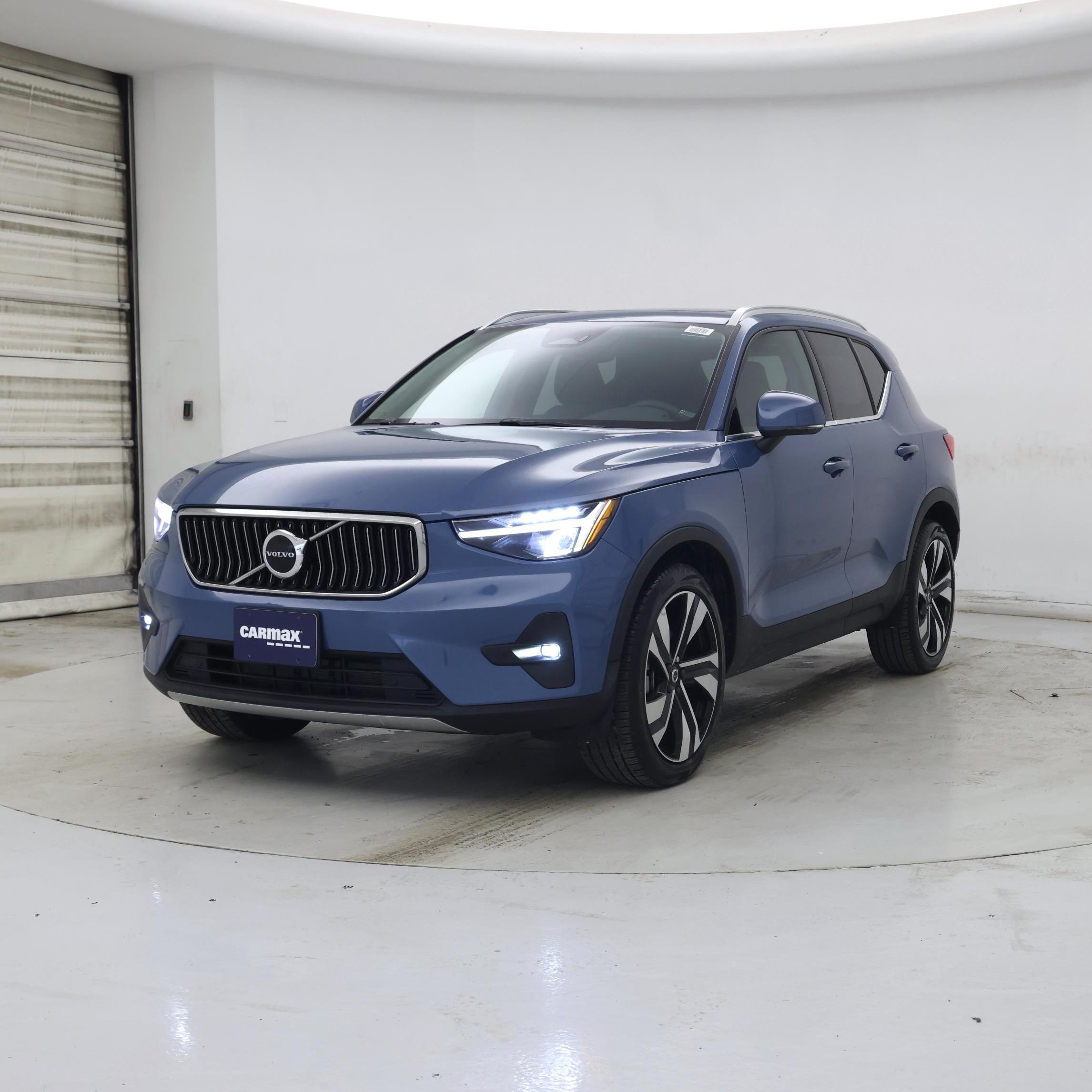 Thumbnail: 2023 Volvo XC40 - 4