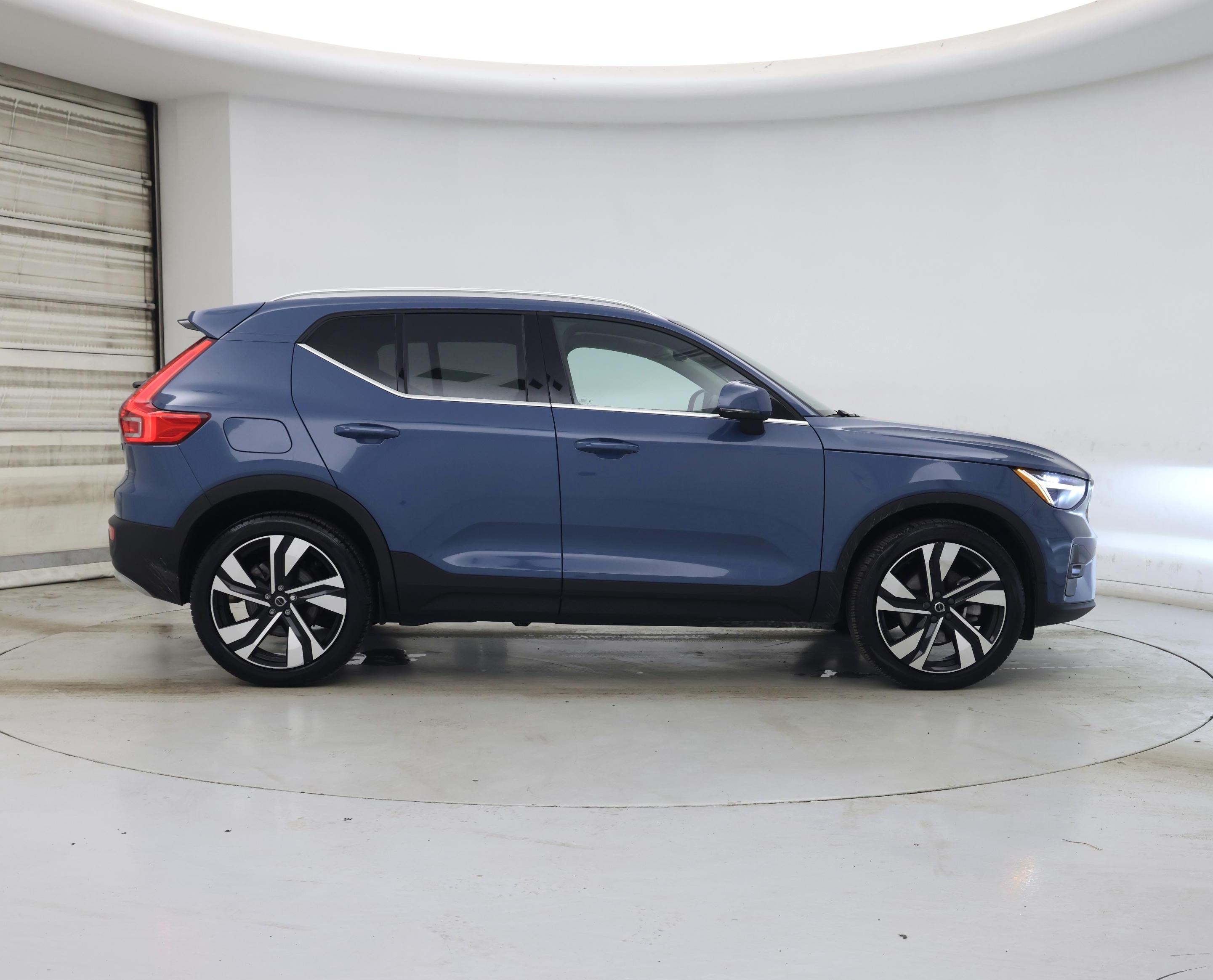 Thumbnail: 2023 Volvo XC40 - 7