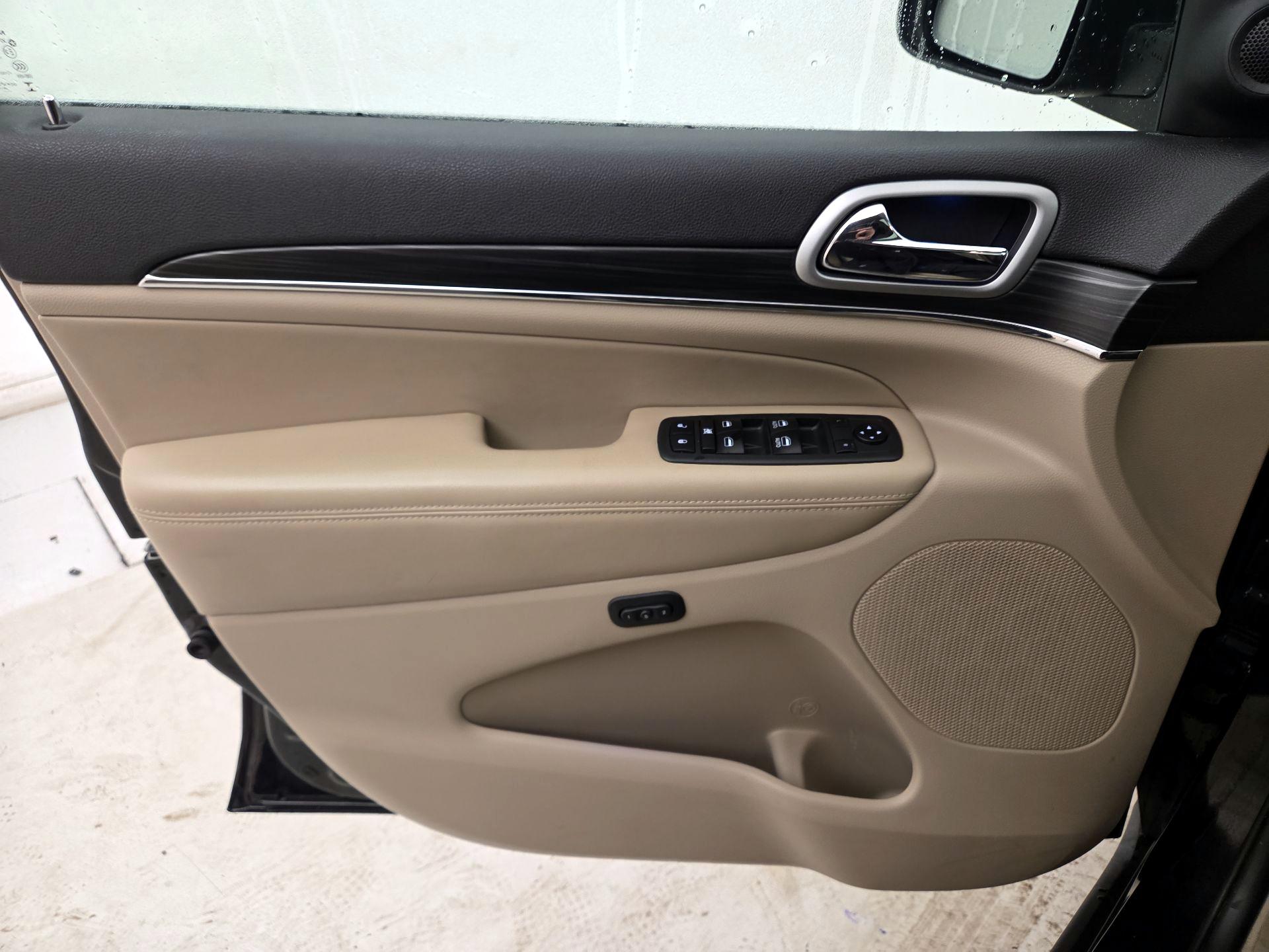 Thumbnail: 2019 Jeep Grand Cherokee - 12