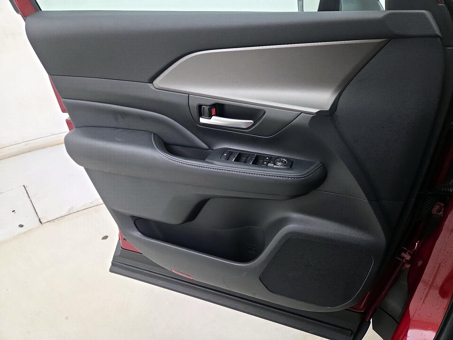 Thumbnail: 2024 Toyota Highlander - 12