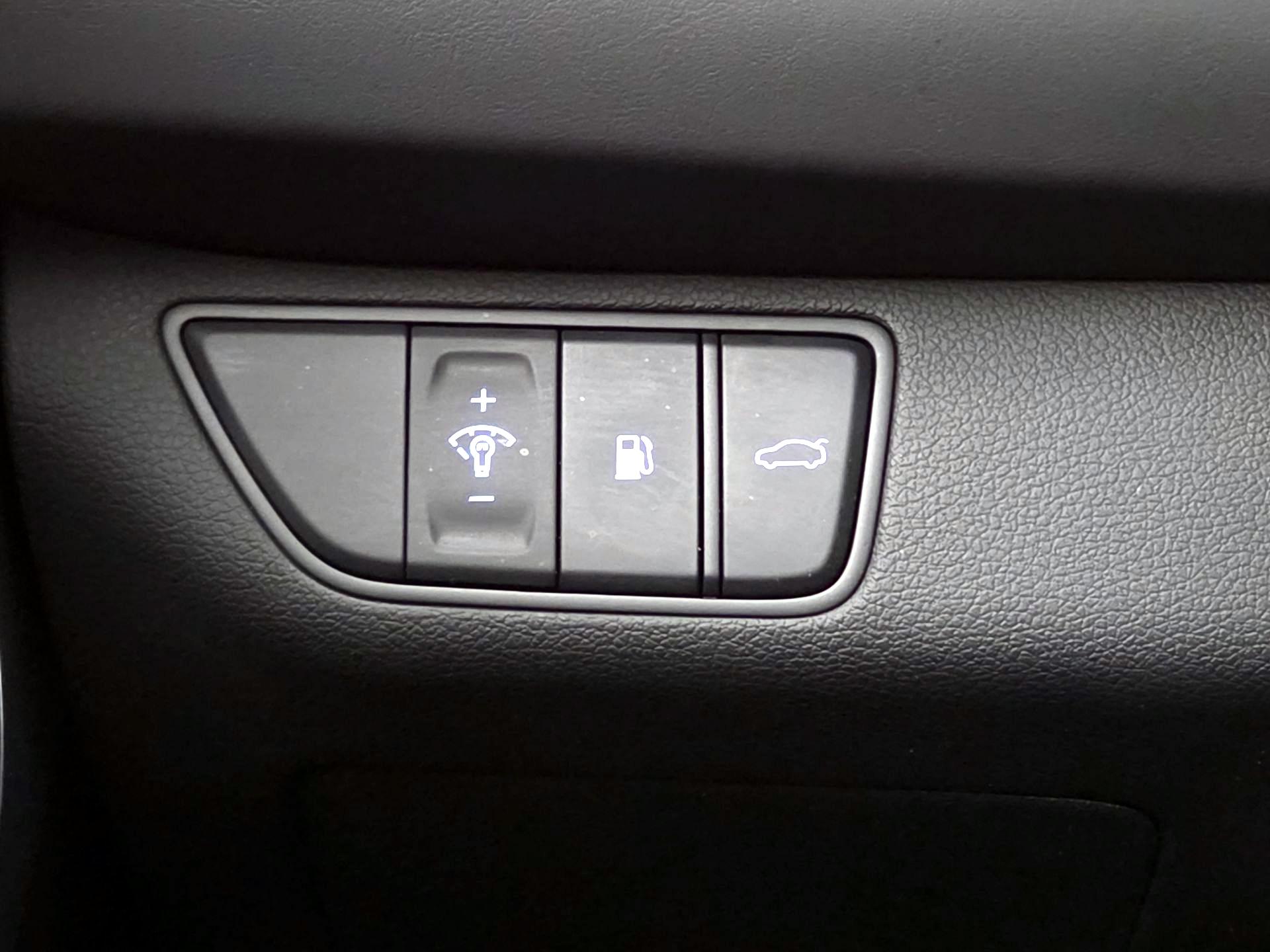 Thumbnail: 2022 Genesis G70 - 13