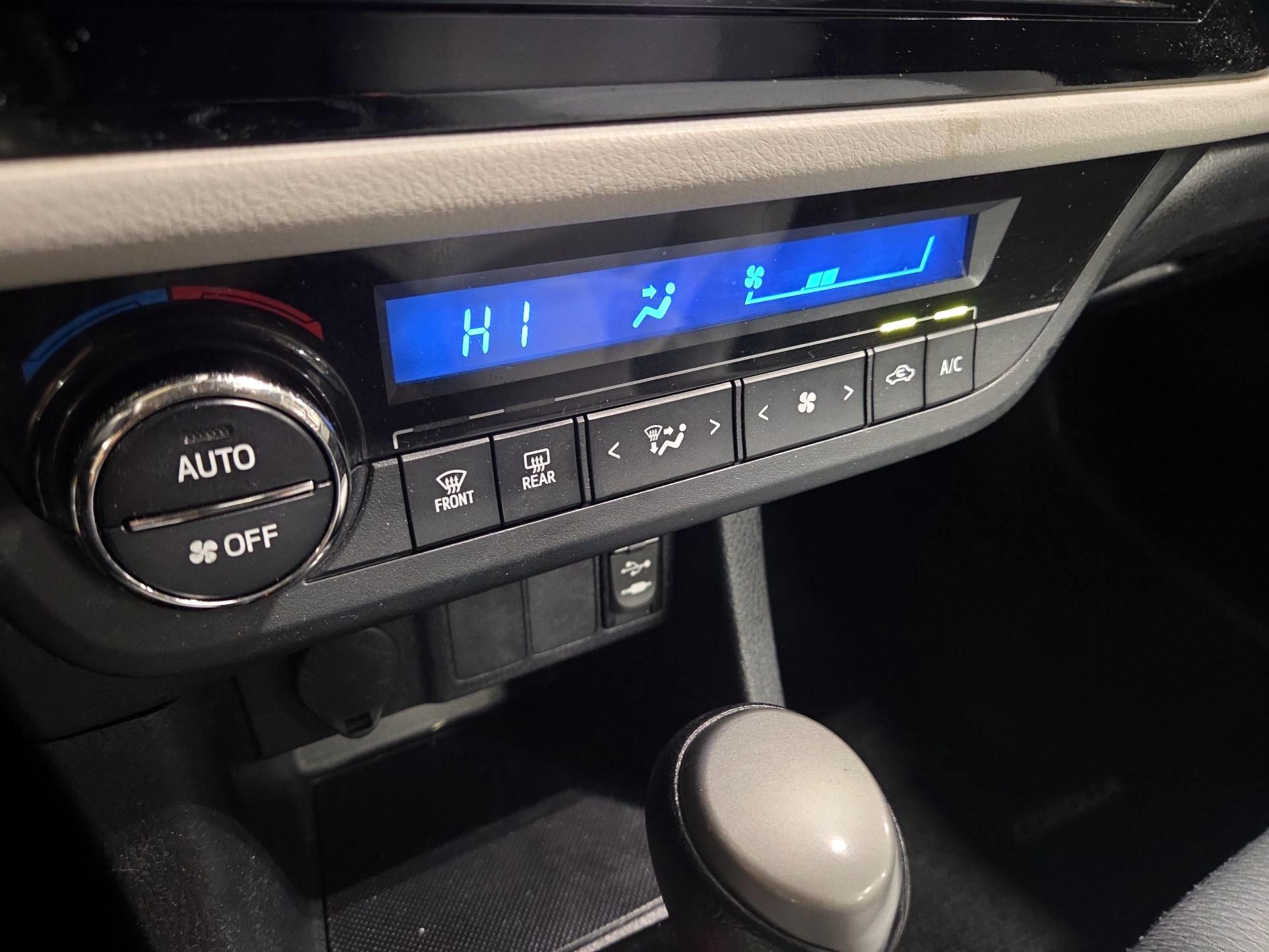 Thumbnail: 2015 Toyota Corolla - 16