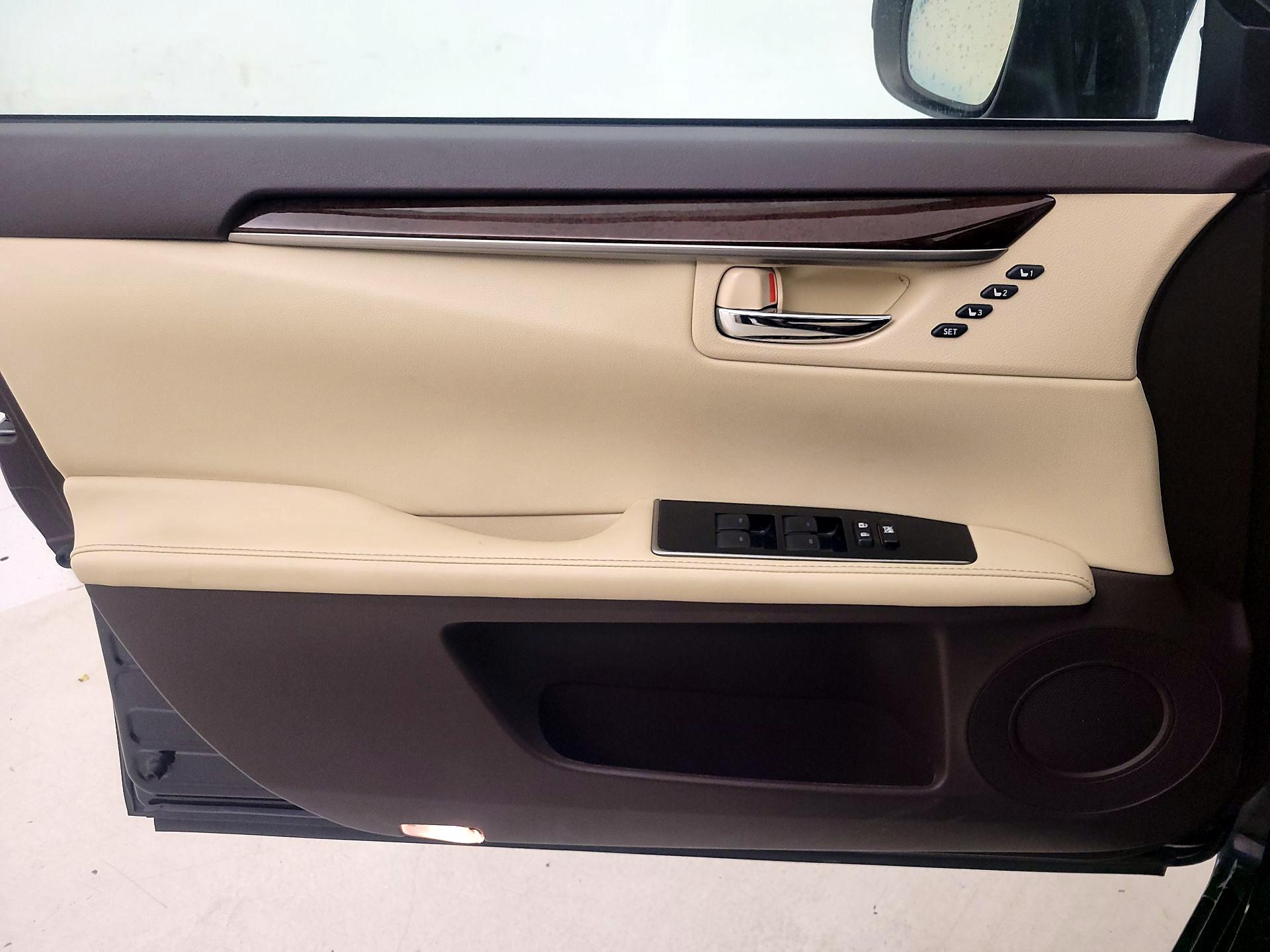 Thumbnail: 2017 Lexus ES - 12