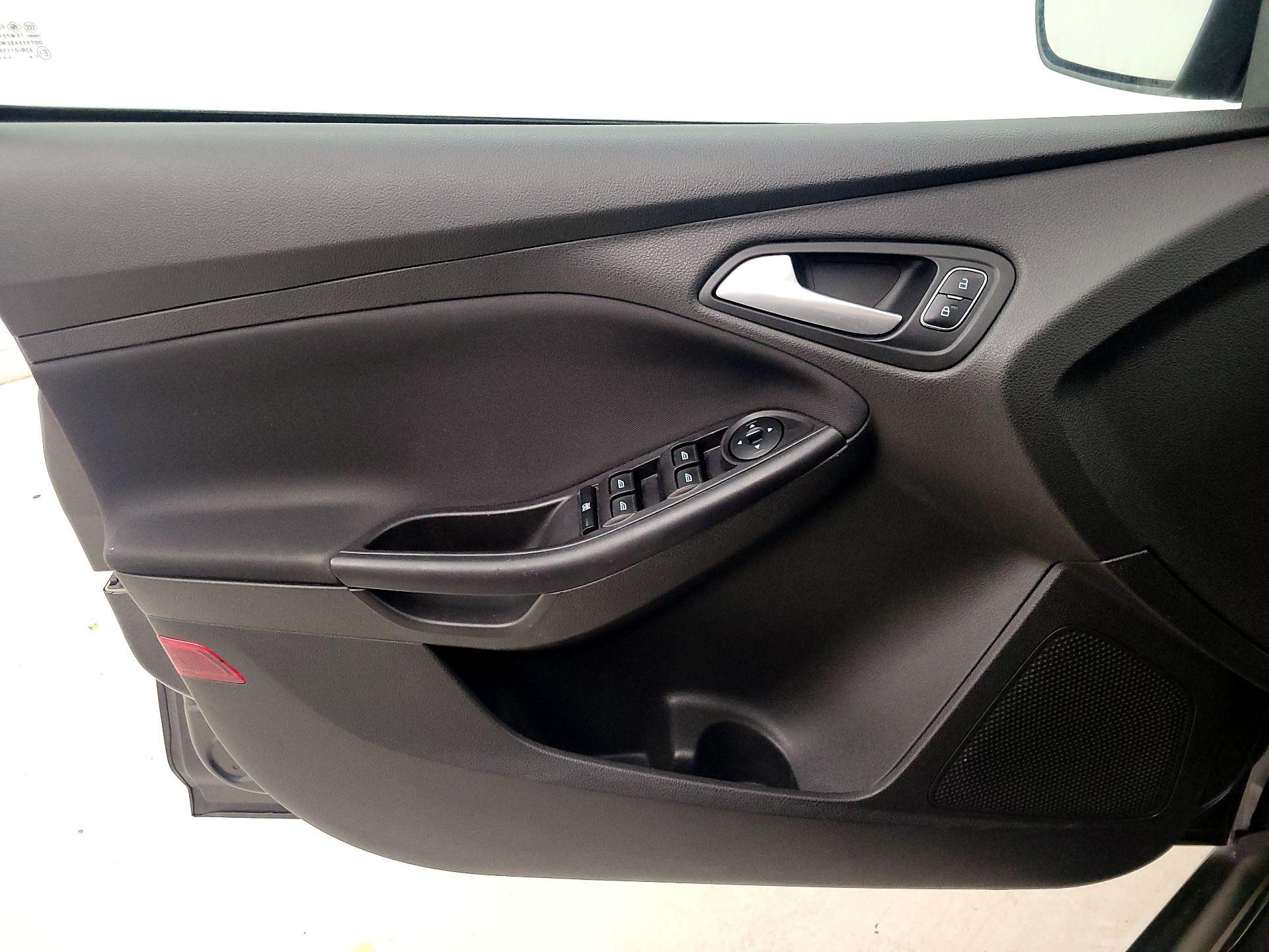 Thumbnail: 2015 Ford Focus - 12