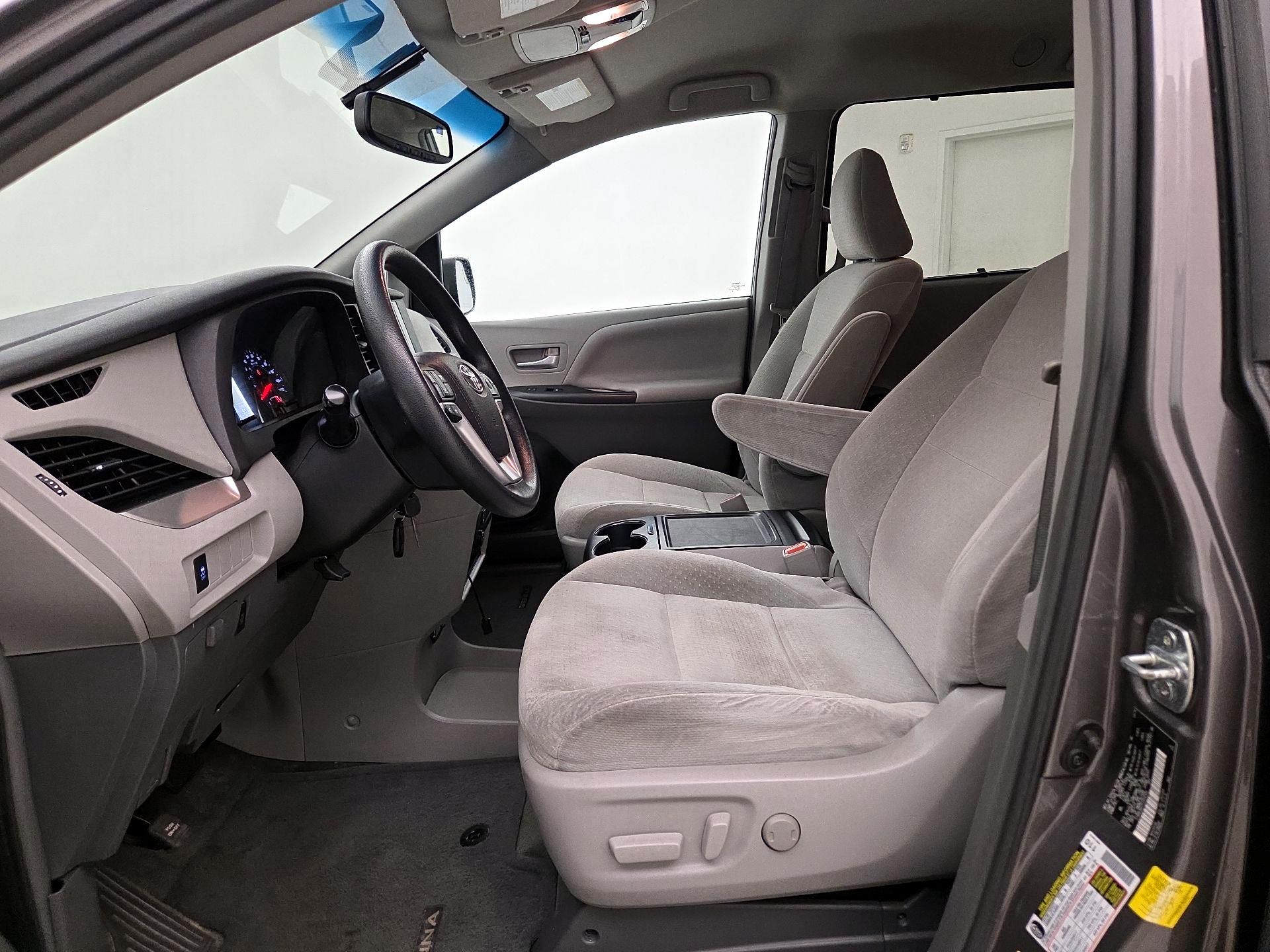 Thumbnail: 2015 Toyota Sienna - 11