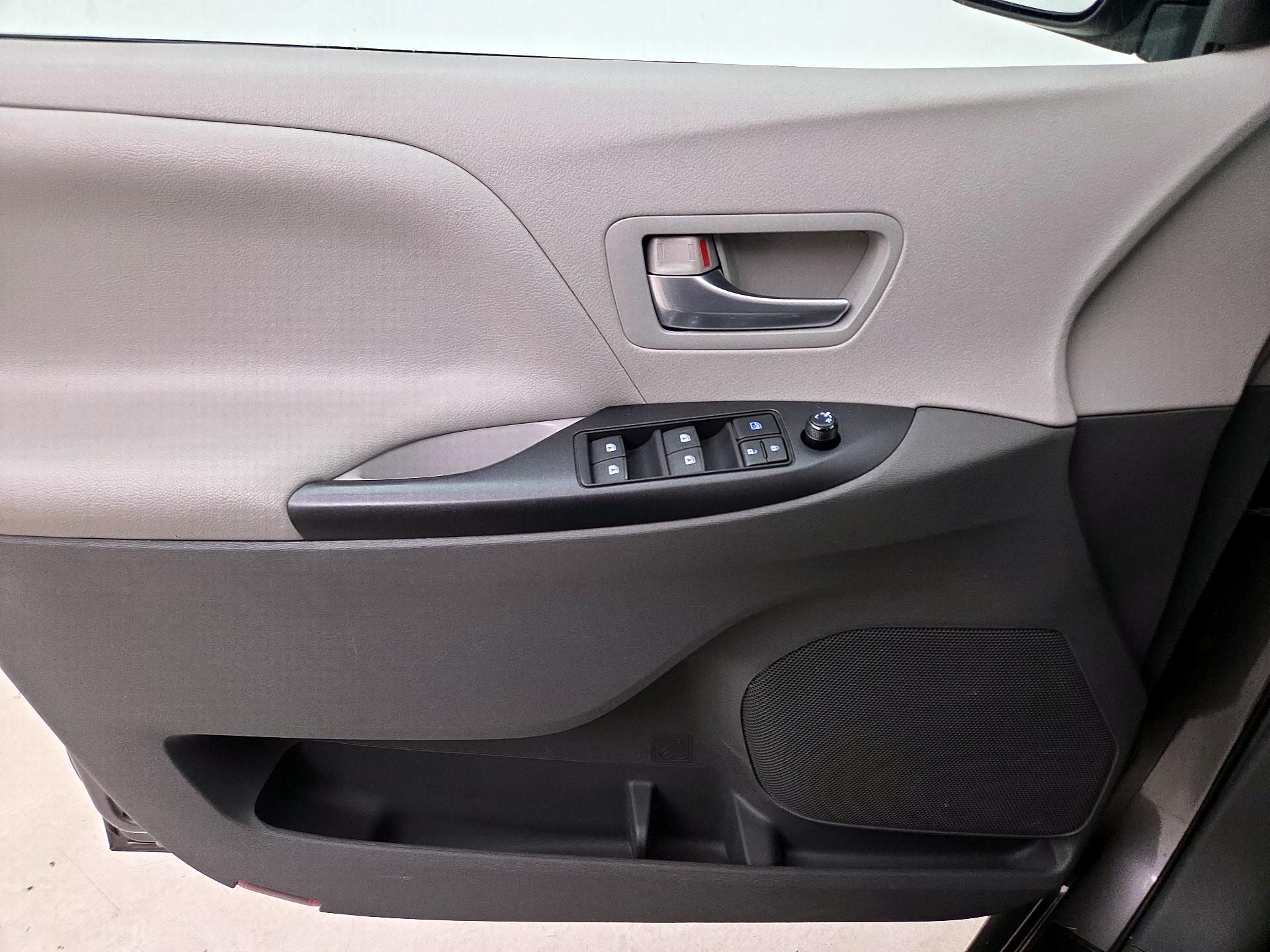 Thumbnail: 2015 Toyota Sienna - 12