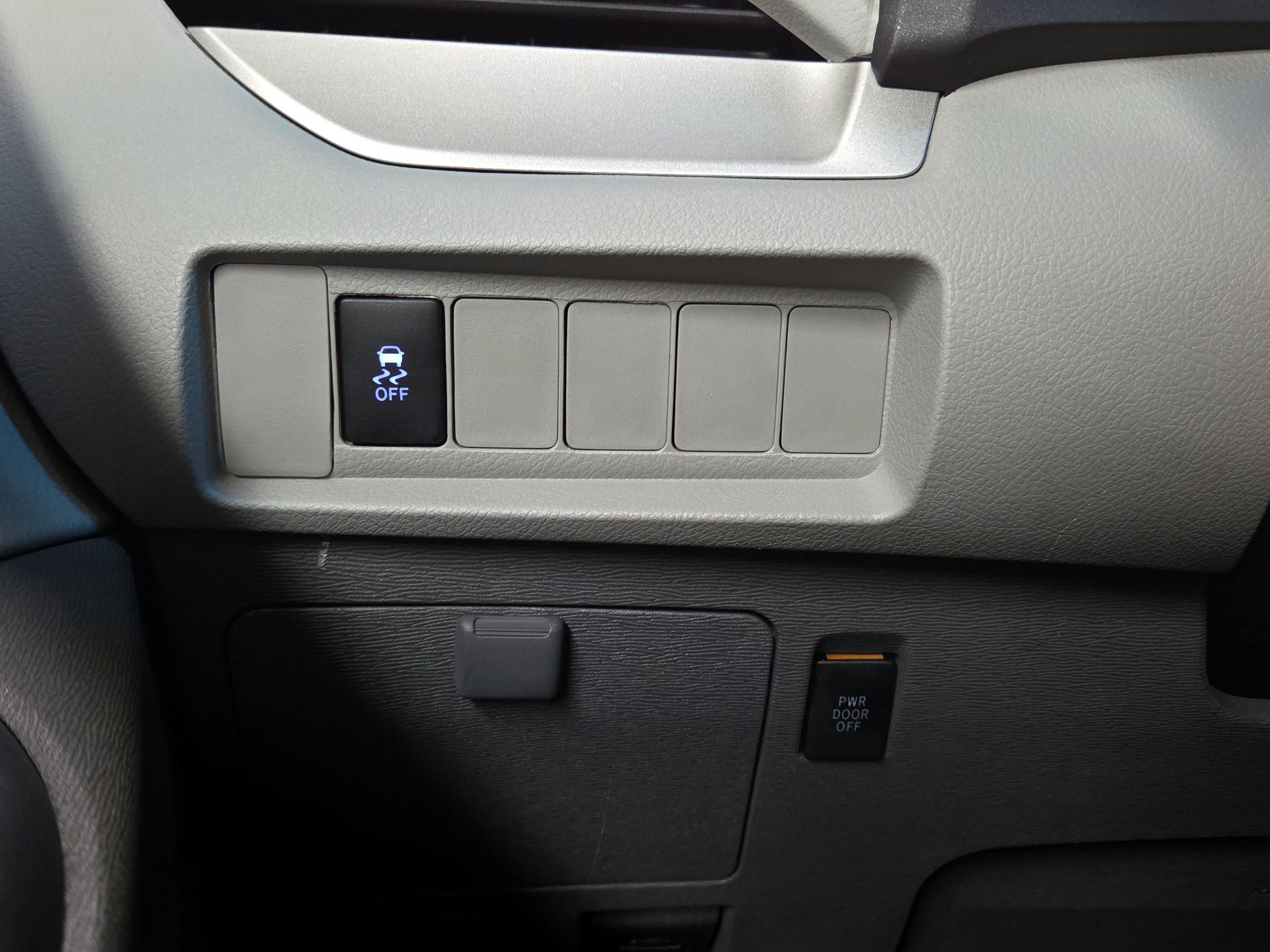 Thumbnail: 2015 Toyota Sienna - 13