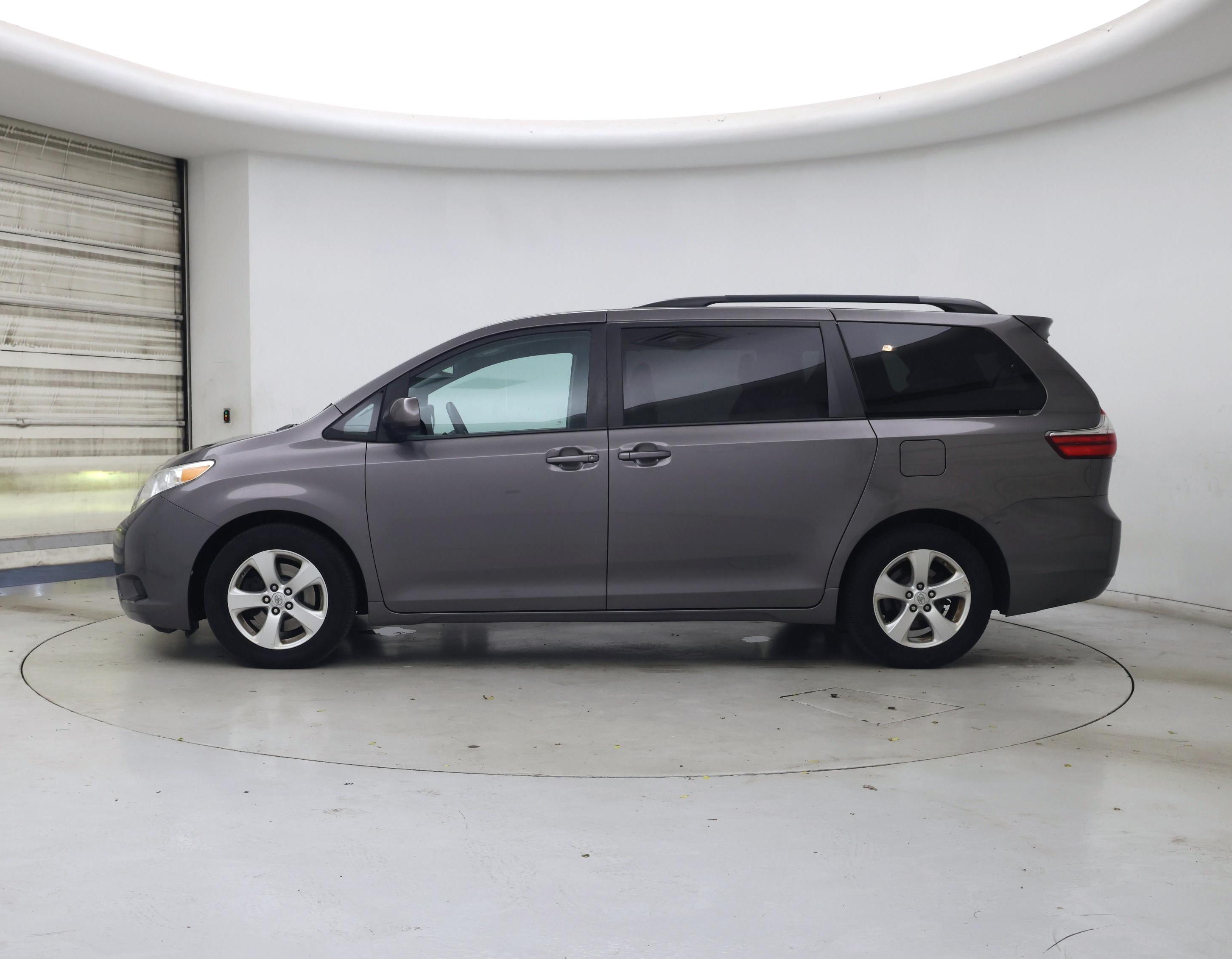 Thumbnail: 2015 Toyota Sienna - 3