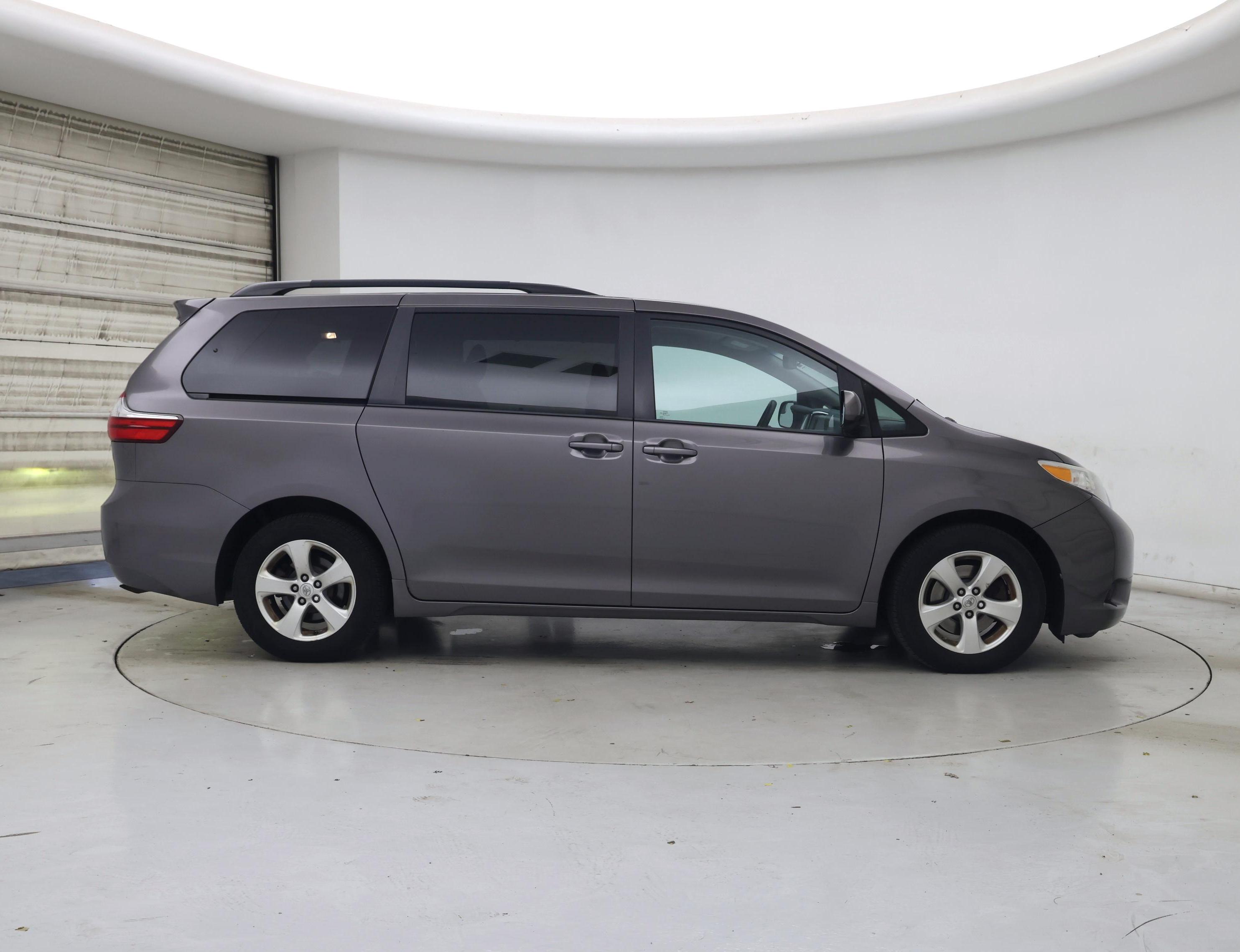 Thumbnail: 2015 Toyota Sienna - 7