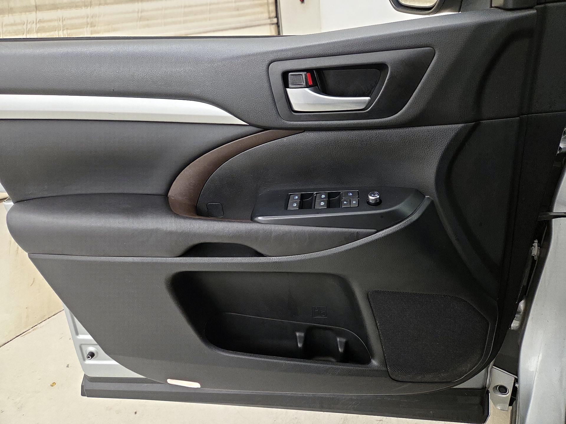 Thumbnail: 2017 Toyota Highlander - 12